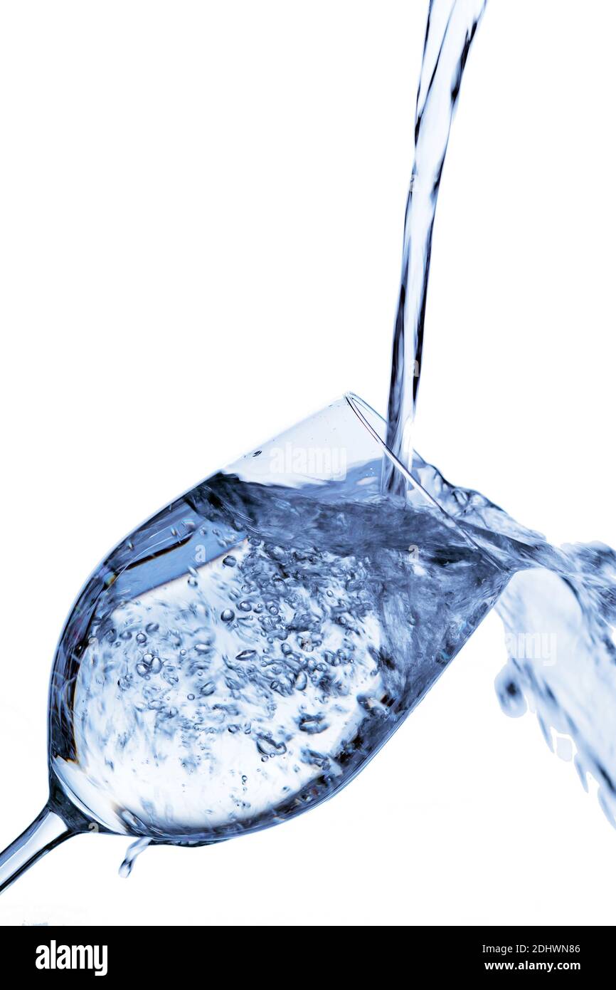 Reines und sauberes Wasser wird in ein Glas eingefüült. Trinkwasser, Wasserglas, Glas, Dehydratation, dehydrieren, Dehydrierung, Wasserglas, Mineralwa Stock Photo