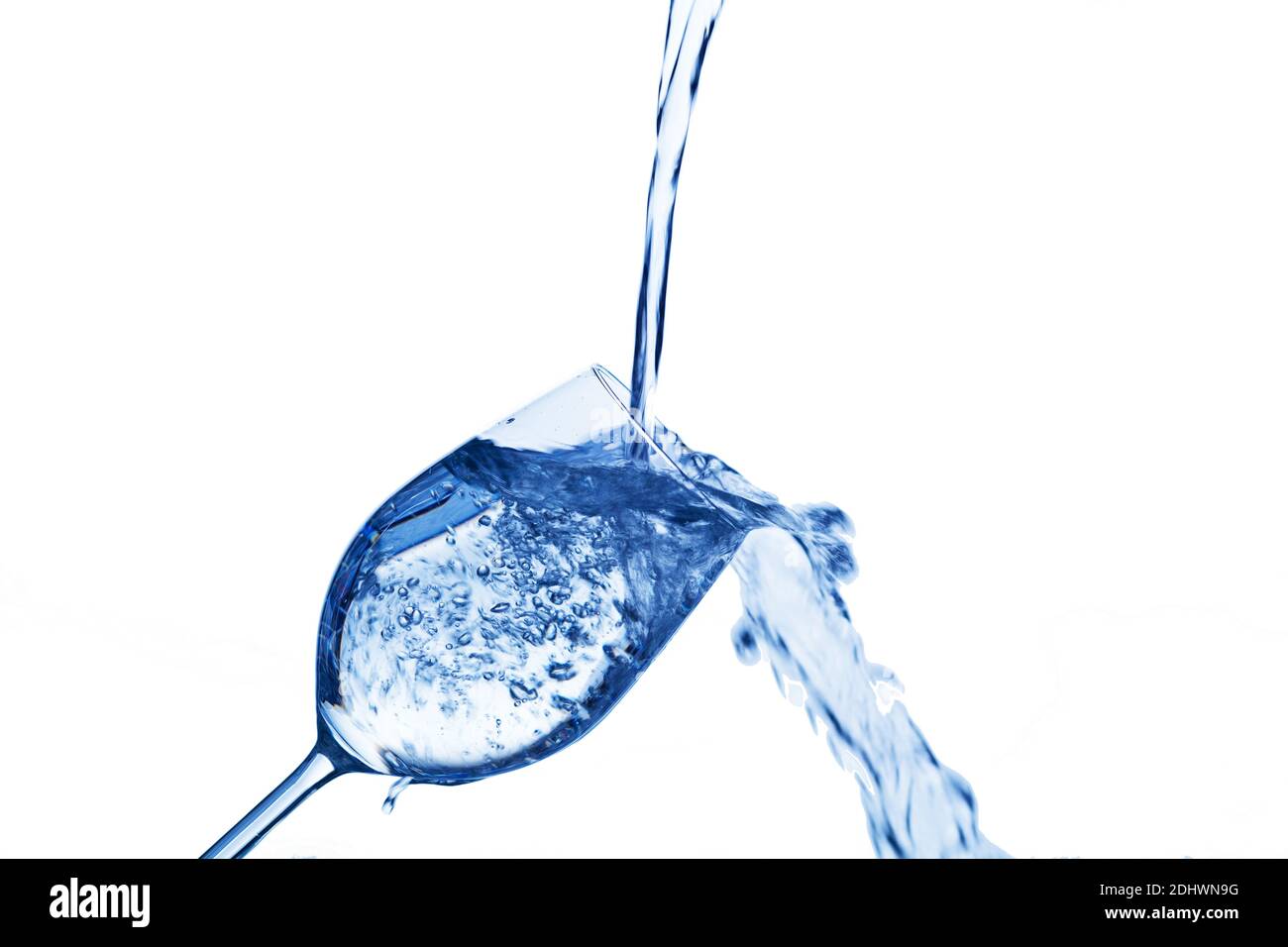 Reines und sauberes Wasser wird in ein Glas eingefüült. Trinkwasser, Wasserglas, Glas, Dehydratation, dehydrieren, Dehydrierung, Wasserglas, Mineralwa Stock Photo