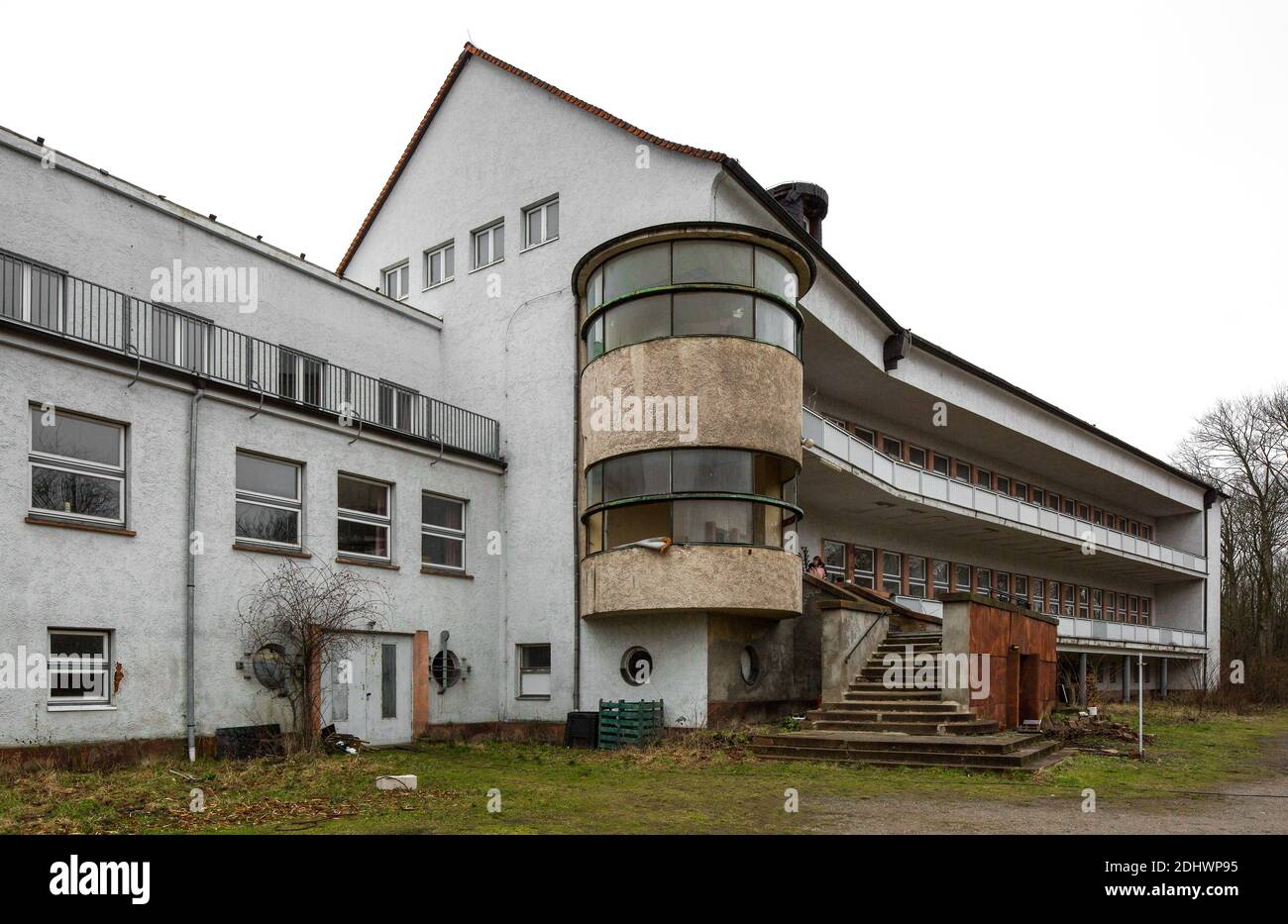 Harzgerode, ehemalige Kinder-Lungenheilstätte 1929-1931 von Godehard Schwethelm, 1998 geschlossen, teilsanierter Zwischenbau und Nordflügel mit Eckron Stock Photo