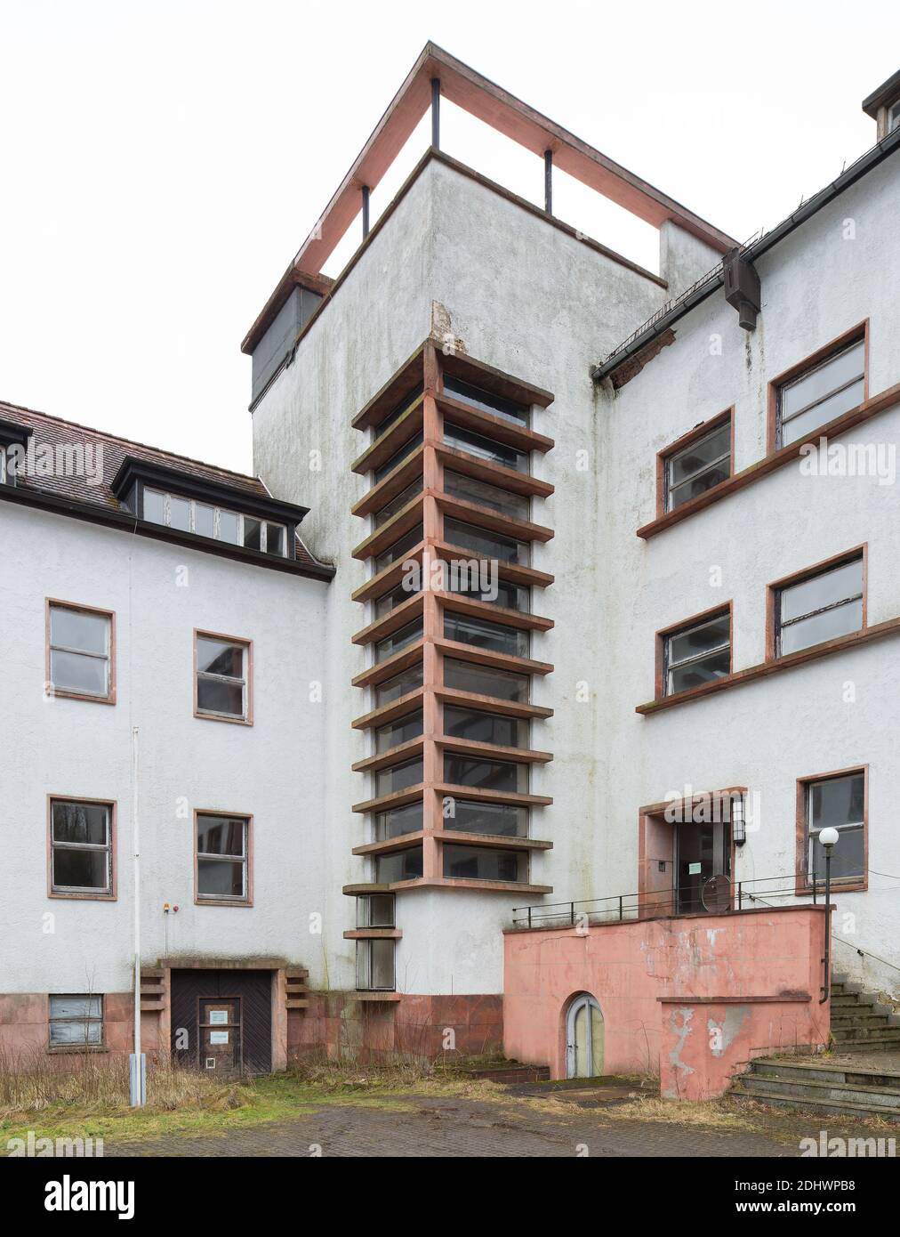 Harzgerode, ehemalige Kinder-Lungenheilstätte 1929-1931 von Godehard Schwethelm, 1998 geschlossen, Eckturm mit Treppenhaus und Haupteingang Stock Photo