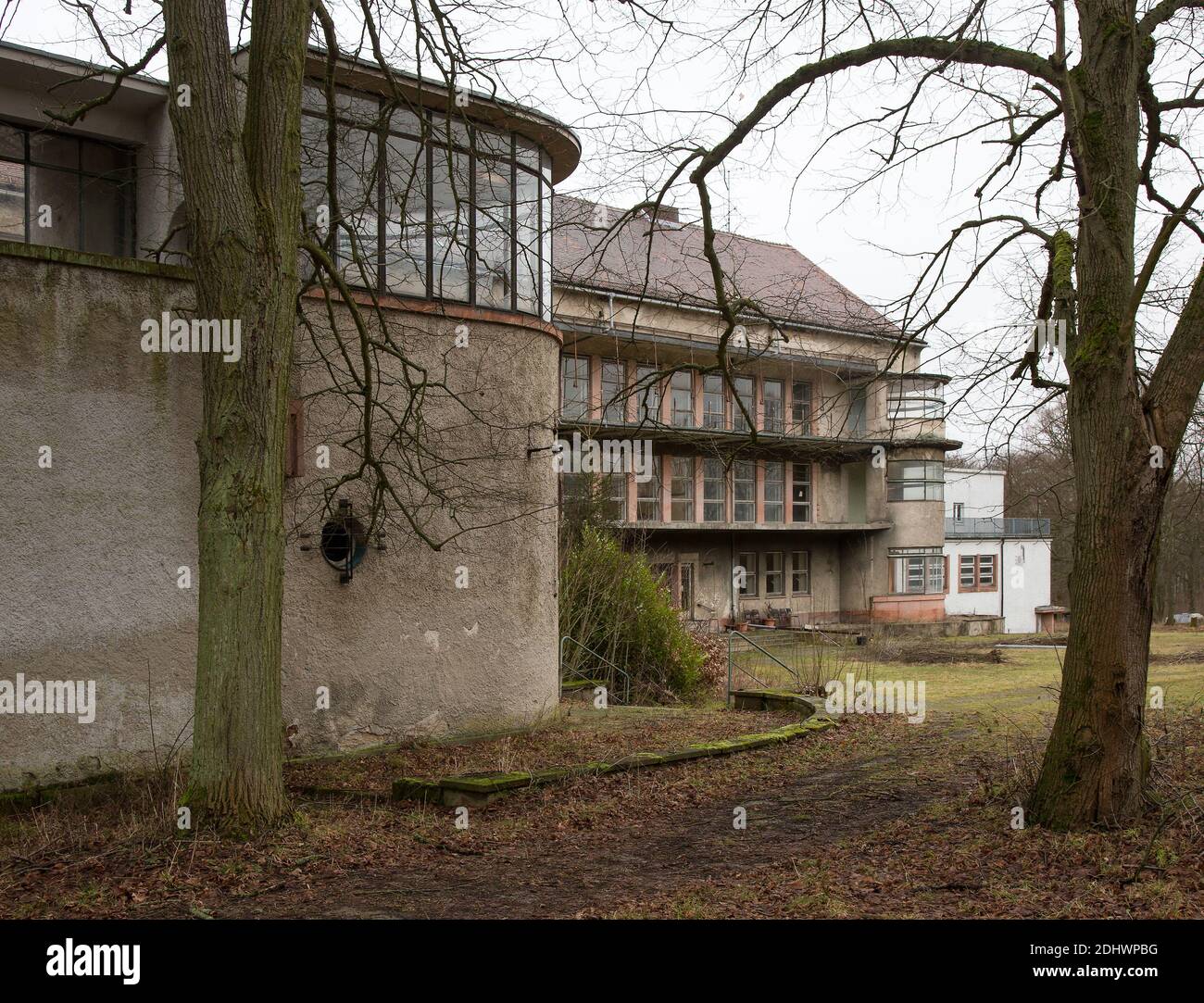 Harzgerode, ehemalige Kinder-Lungenheilstätte 1929-1931 von Godehard Schwethelm, 1998 geschlossen, Treppenrondell des Saalbaues links und Südflügel hi Stock Photo