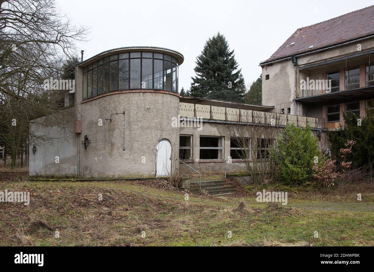 Harzgerode, ehemalige Kinder-Lungenheilstätte 1929-1931 von Godehard Schwethelm, 1998 geschlossen, Saalbau mit Treppenhausrondell rechts Südflügel Stock Photo