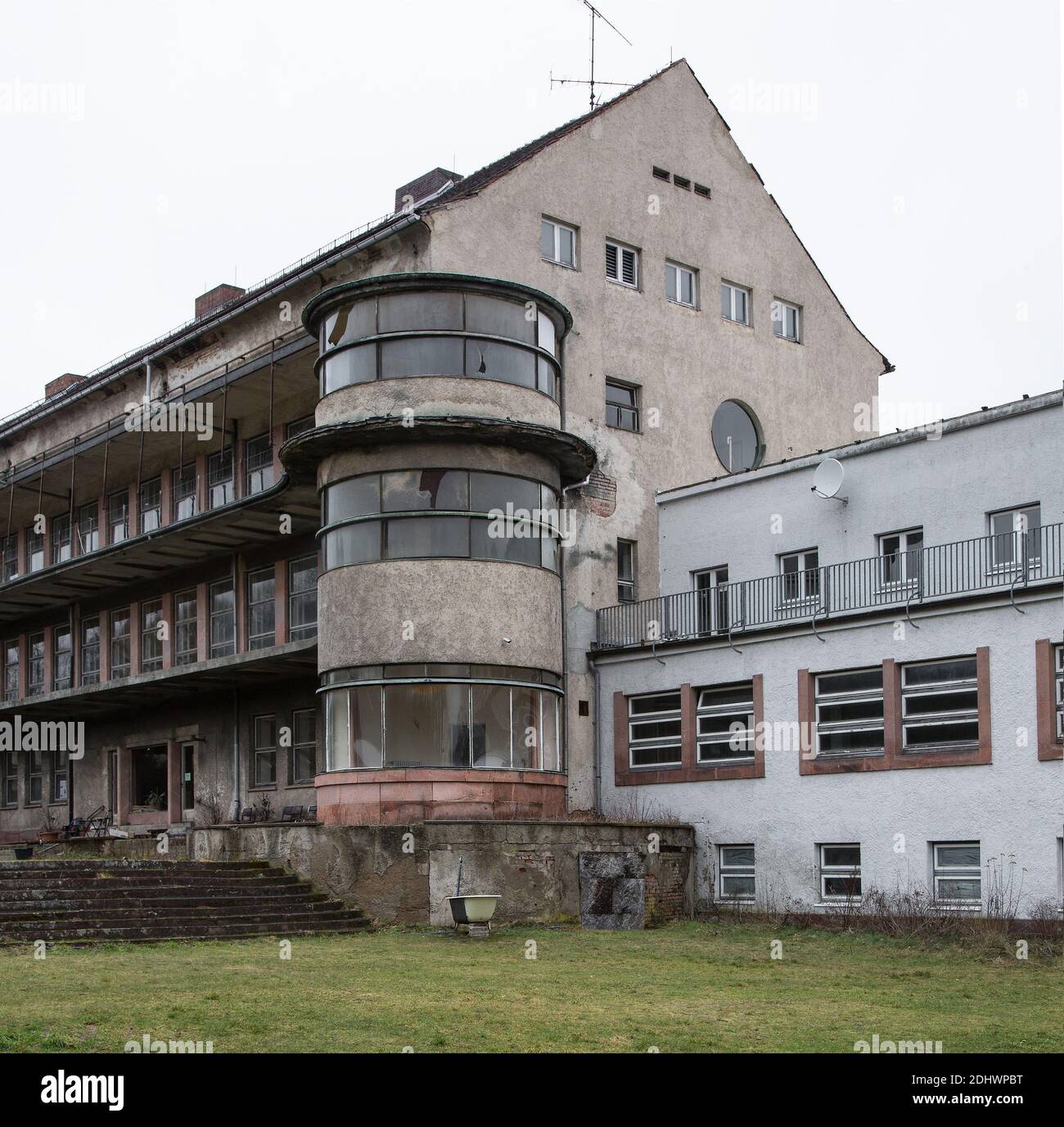 Harzgerode, ehemalige Kinder-Lungenheilstätte 1929-1931 von Godehard Schwethelm, 1998 geschlossen, Südflügel mit westlichem  Eckrondell und Korridor-R Stock Photo