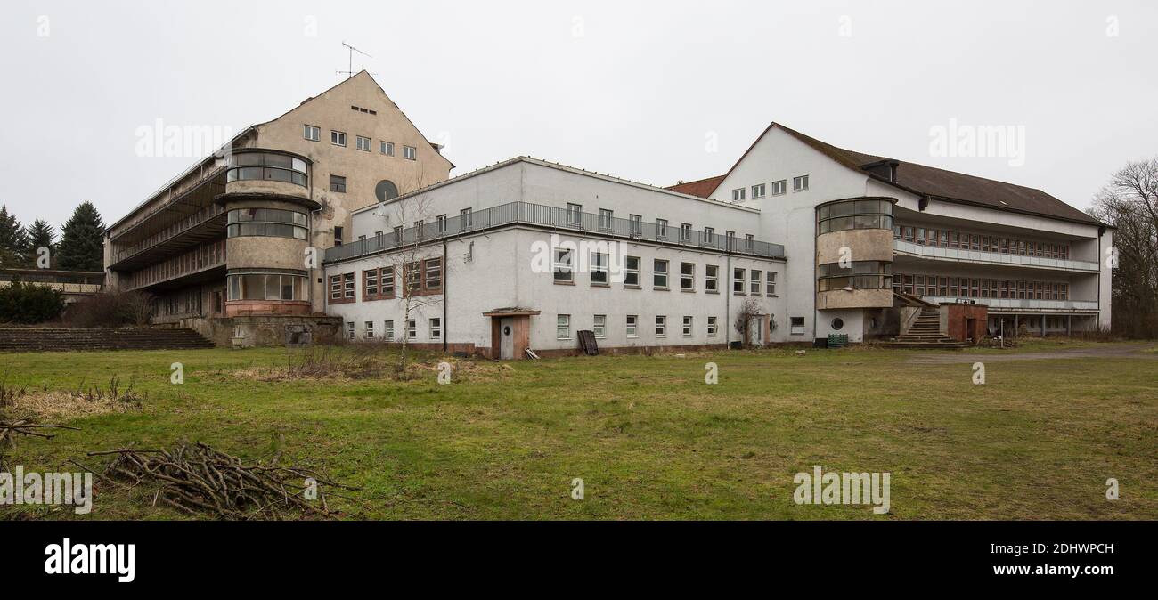 Harzgerode, ehemalige Kinder-Lungenheilstätte 1929-1931 von Godehard Schwethelm, 1998 geschlossen, links Südflügel, dann Zwischenbau und Nordfügel, be Stock Photo