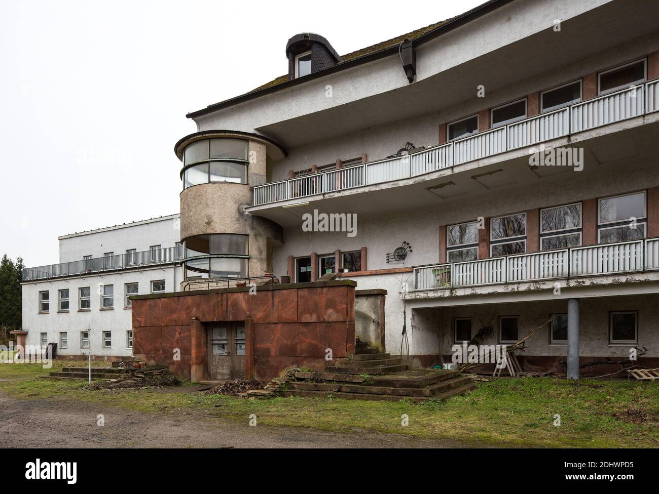 Harzgerode, ehemalige Kinder-Lungenheilstätte 1929-1931 von Godehard Schwethelm, 1998 geschlossen, teilsanierter Zwischenbau und Nordflügel mit Eckron Stock Photo