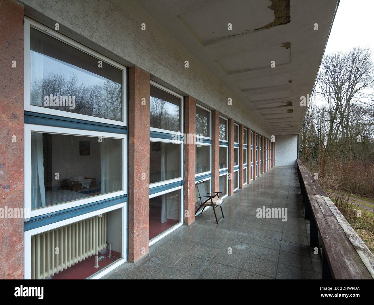 Harzgerode, ehemalige Kinder-Lungenheilstätte 1929-1931 von Godehard Schwethelm, 1998 geschlossen, Loggia des teilsanierten Nordflügels Stock Photo