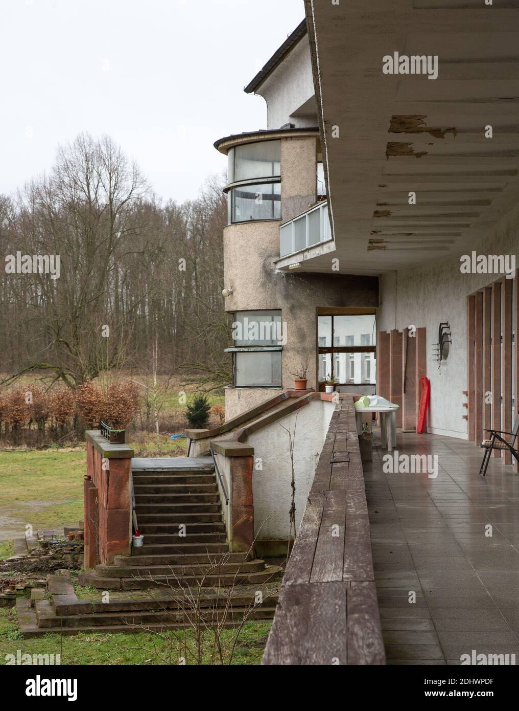 Harzgerode, ehemalige Kinder-Lungenheilstätte 1929-1931 von Godehard Schwethelm, 1998 geschlossen, Loggia des Nordflügels mit Freitreppe und Eckrondel Stock Photo
