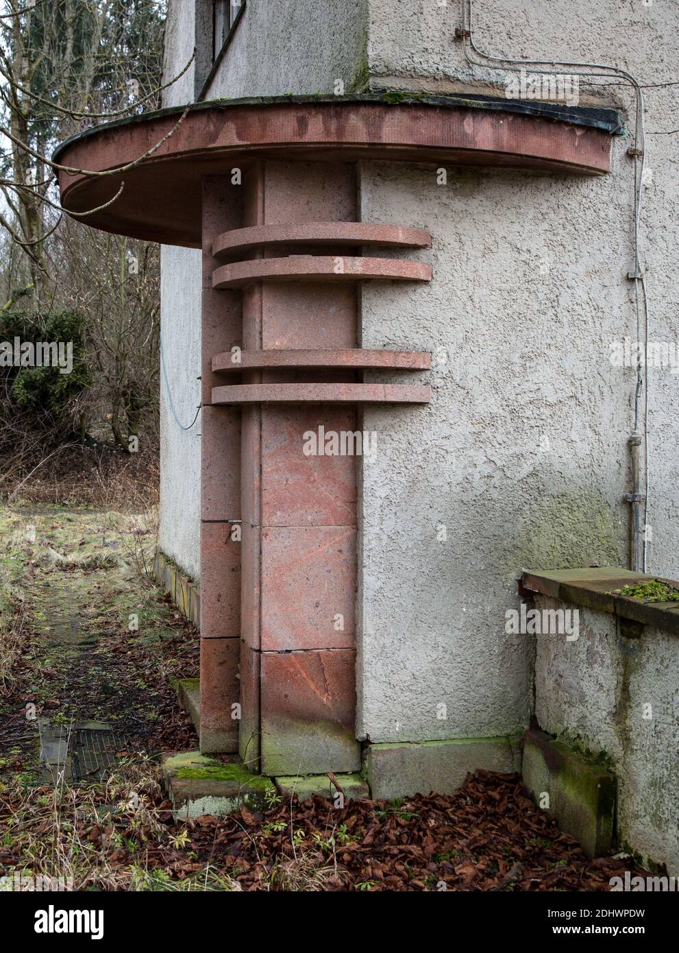 Harzgerode, ehemalige Kinder-Lungenheilstätte 1929-1931 von Godehard Schwethelm, 1998 geschlossen, Werkstein-Portaleinfassung am Isolierbau Stock Photo