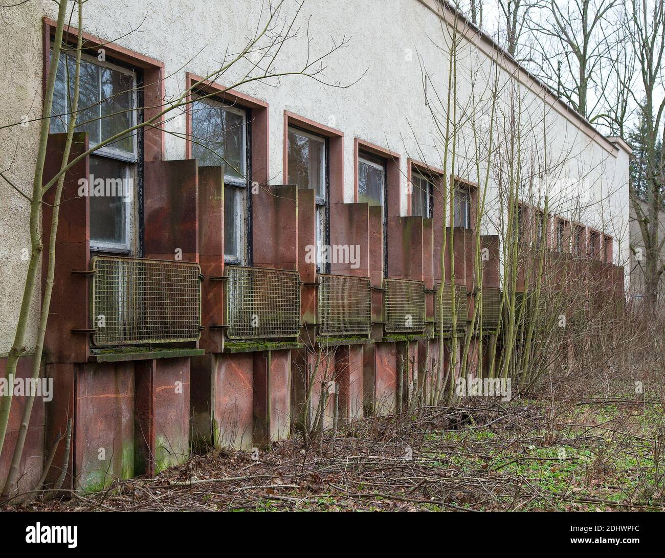 Harzgerode, ehemalige Kinder-Lungenheilstätte 1929-1931 von Godehard Schwethelm, 1998 geschlossen, Isolierbau, Balkone mit Werkstein-Trennwänden Stock Photo