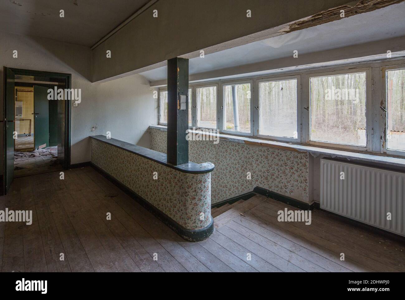Harzgerode, ehemalige Kinder-Lungenheilstätte 1929-1931 von Godehard Schwethelm, 1998 geschlossen, Chefarztvilla, oberes Vestibül mit Fensterband Stock Photo