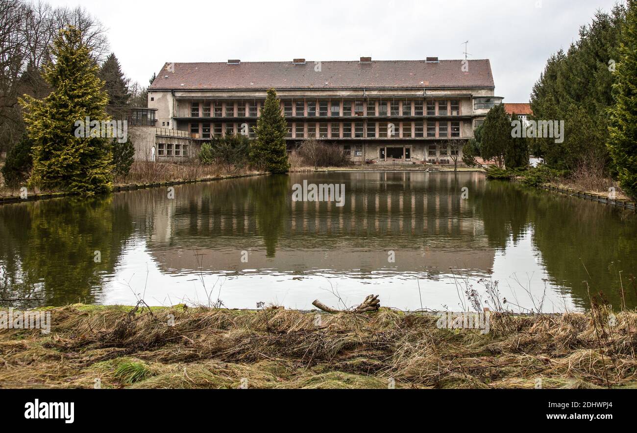 Harzgerode, ehemalige Kinder-Lungenheilstätte 1929-1931 von Godehard Schwethelm, 1998 geschlossen, Südflügel über den Teich gesehen Stock Photo