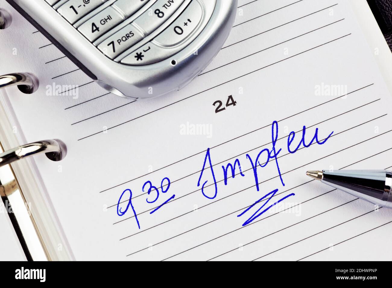 Ein Termin ist in einem Kalender eingetragen: Impfen Stock Photo