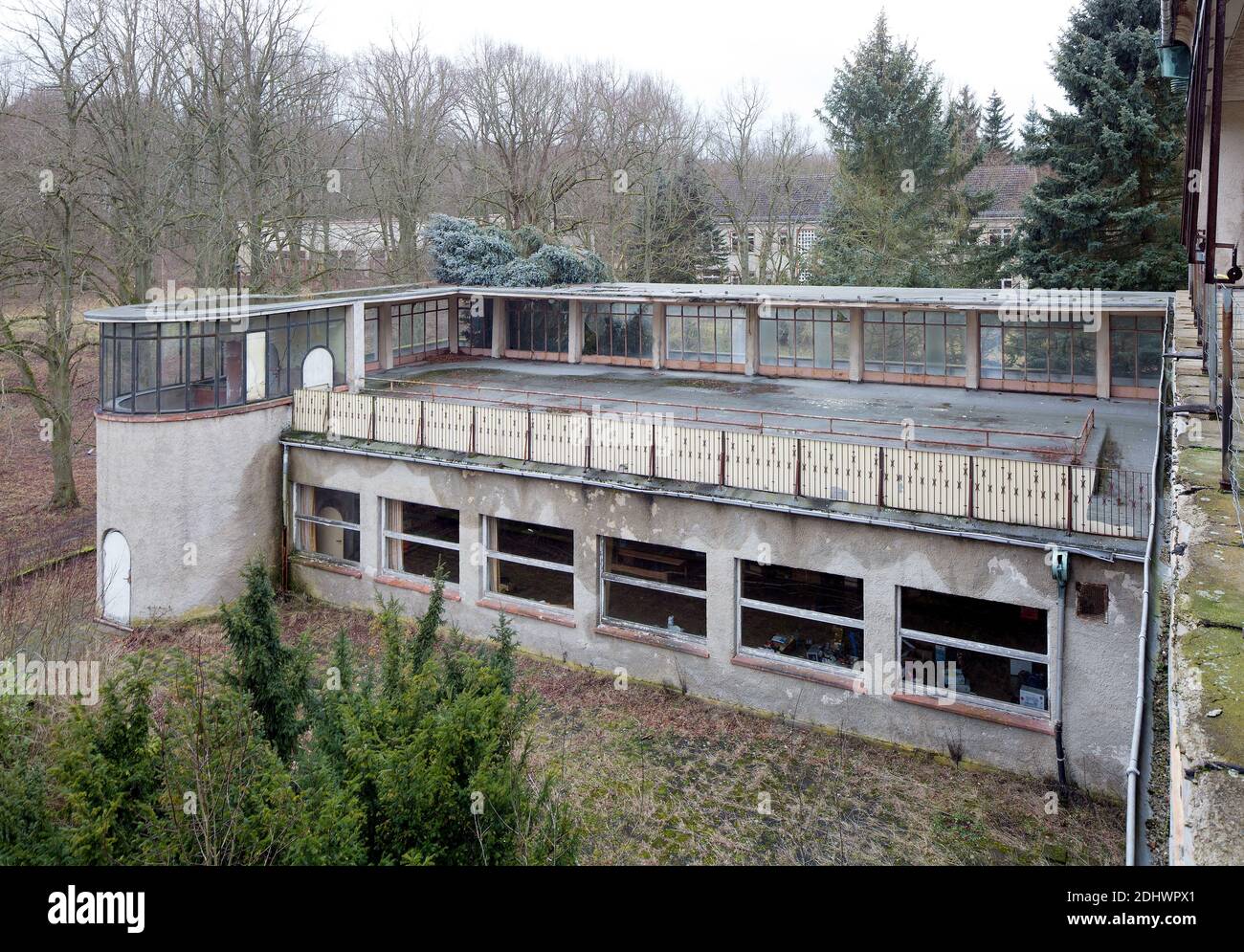 Harzgerode, ehemalige Kinder-Lungenheilstätte 1929-1931 von Godehard Schwethelm, 1998 geschlossen, Saalbau mit Dachterrasse links Treppenhausrondell Stock Photo