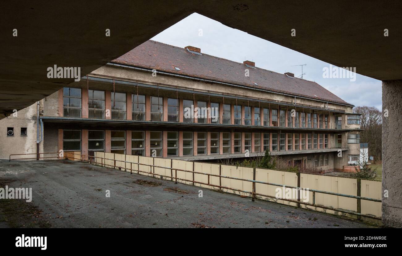 Harzgerode, ehemalige Kinder-Lungenheilstätte 1929-1931 von Godehard Schwethelm, 1998 geschlossen, Blick von der Dachterrasse des Saalbaus zum Südflüg Stock Photo