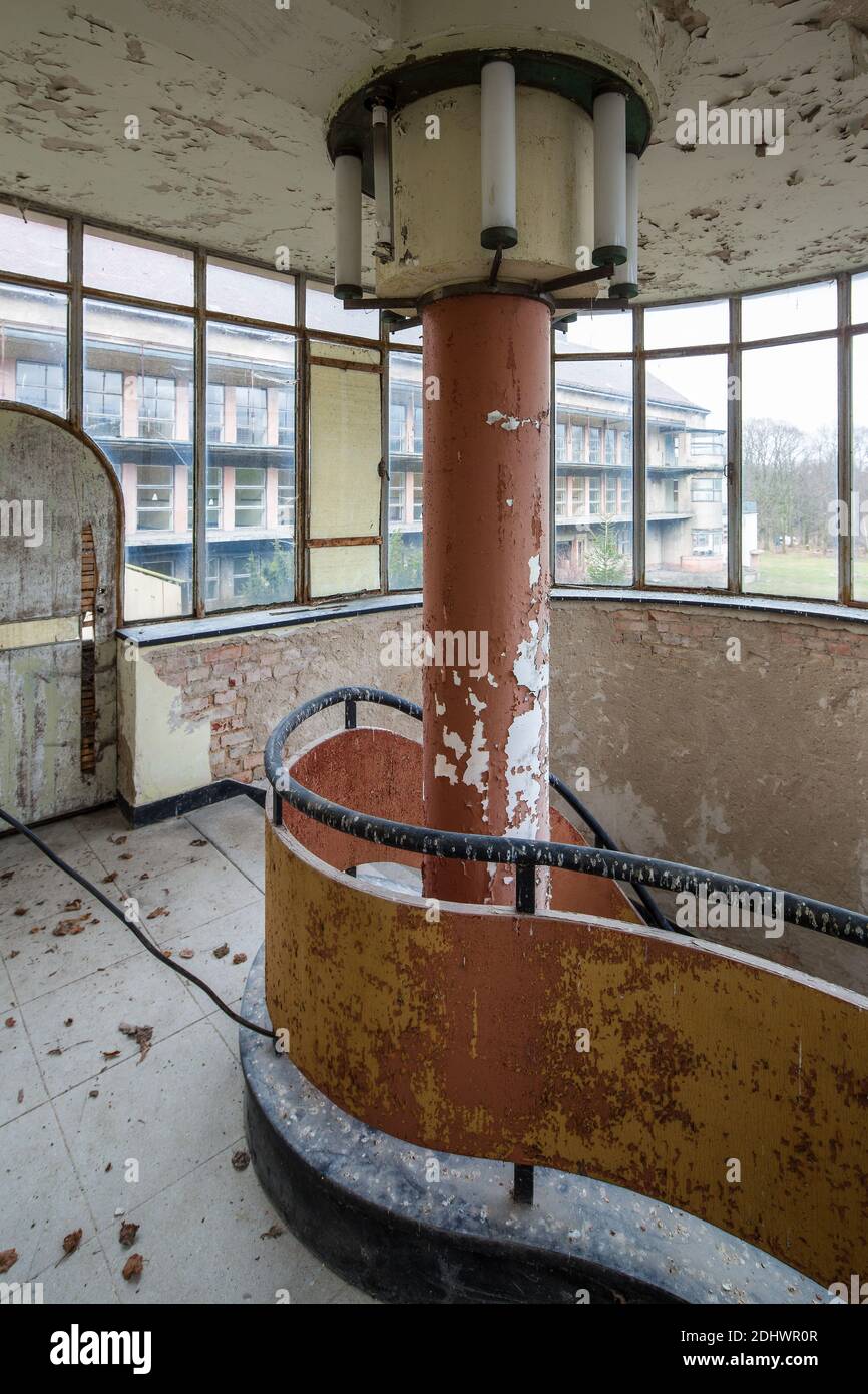 Harzgerode, ehemalige Kinder-Lungenheilstätte 1929-1931 von Godehard Schwethelm, 1998 geschlossen, Saalbau, Treppenrondell im Obergeschoß, draußen der Stock Photo