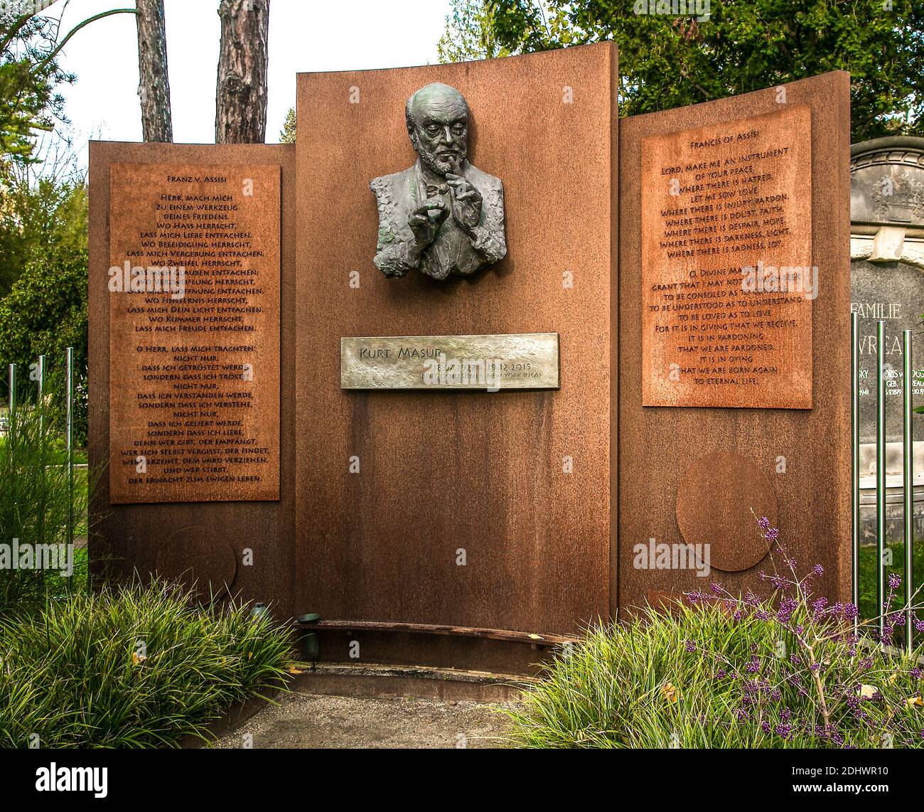 Leipzig, Südfriedhof, Grab von Kurt Masur 1927-2015 Dirigent, Bildhauer: Markus Gläser Stock Photo