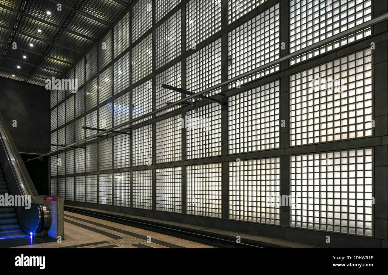 Leipzig, S-Bahn-Station Wilhelm-Leuschner-Platz mit hinterleuchteten Glasbausteinen, 2005-2013 von Max Dudler erbaut, Bahnsteig Stock Photo