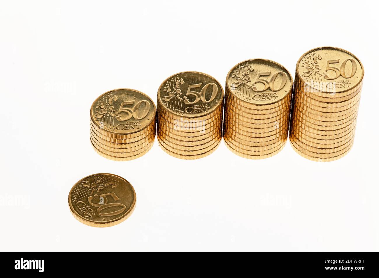 Ein Stapel Münzen von Euro und Eurocent. Freigestellt, Stock Photo