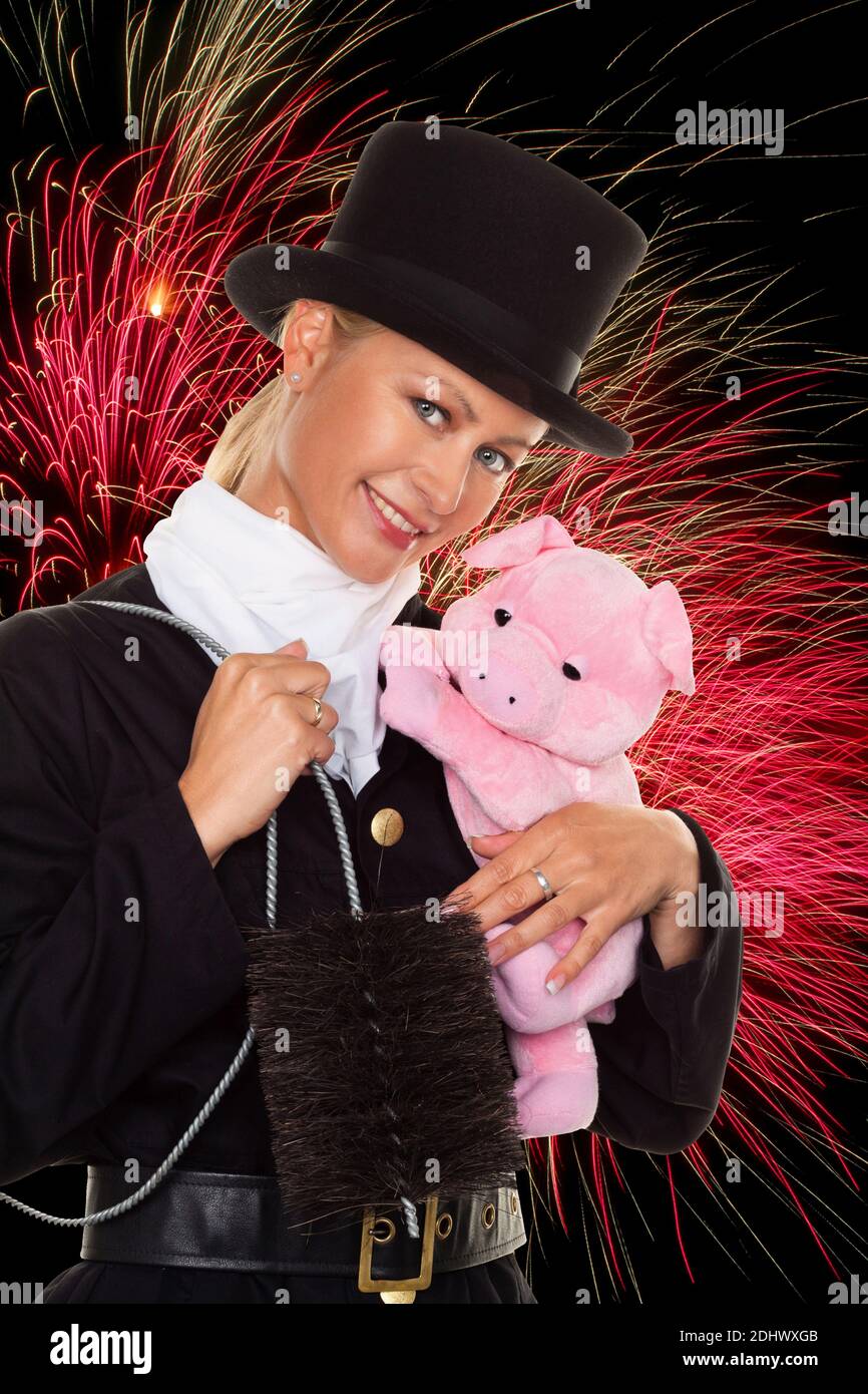 Weiblicher Schornsteinfeger mit Glücksschwein vor Feuerwerk zu Silvester,  Fotomontage Stock Photo - Alamy