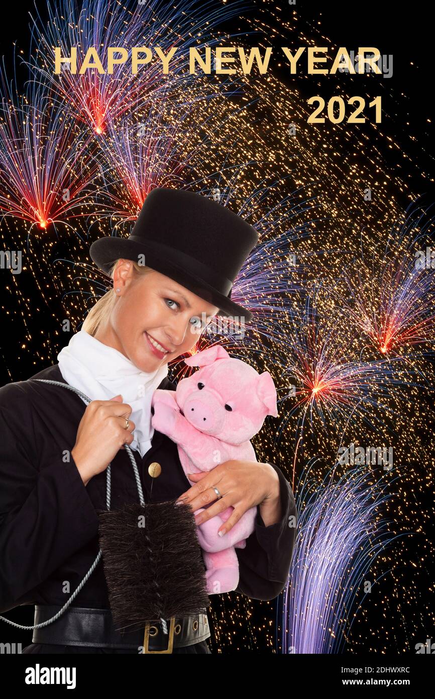 Weiblicher Schornsteinfeger mit Glücksschwein vor Feuerwerk zu Silvester, Fotomontage, Stock Photo
