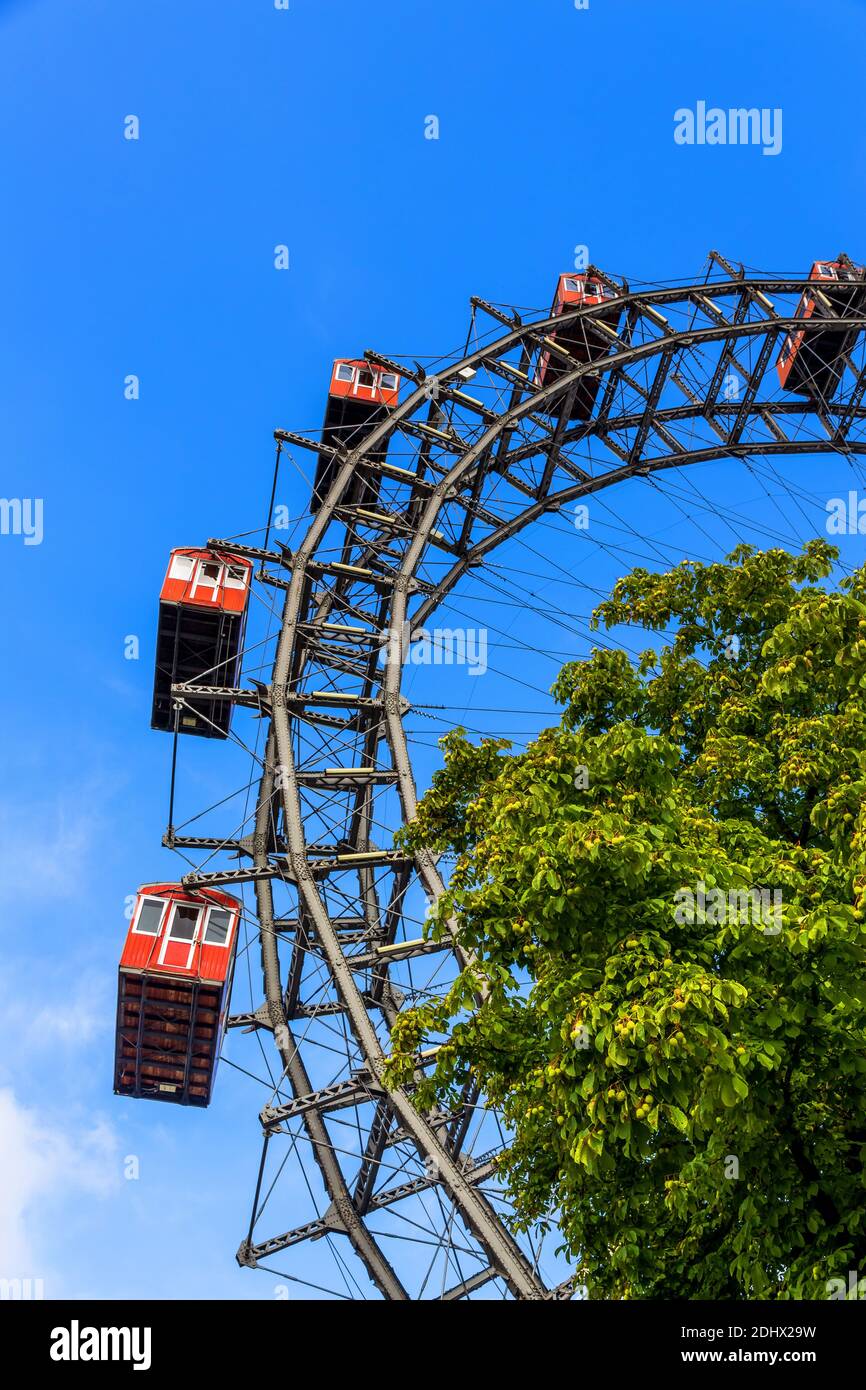Eines der Wahrzeichen von Wien in Oesterreich ist das Riesenrad im Prater Stock Photo