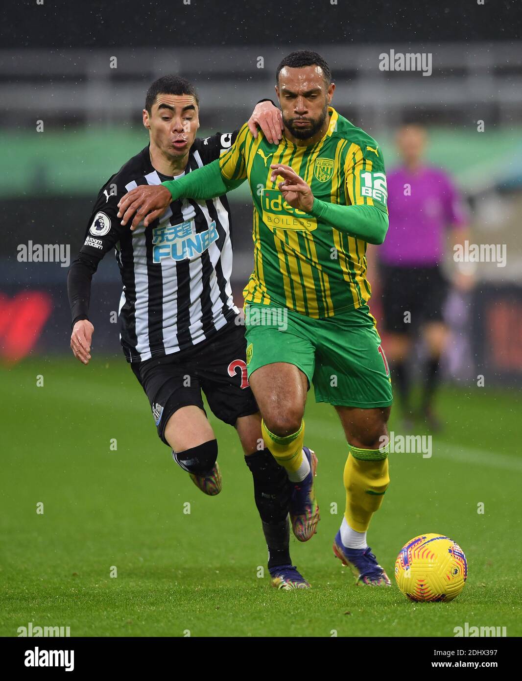 Newcastle United's Miguel Almiron (left) and West Bromwich Albion's Matt Phillips battle for the ball during the Premier League match at St James' Park, Newcastle. Stock Photo