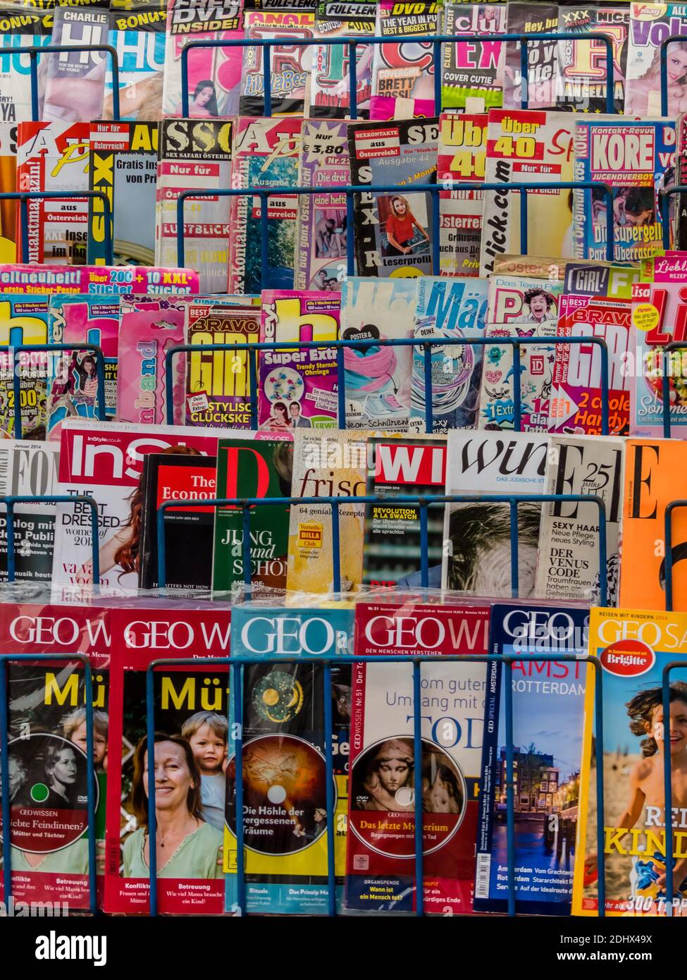Verschiedene bunte Zeitschriften und Magazine an einem Kiosk zum Verkauf Stock Photo