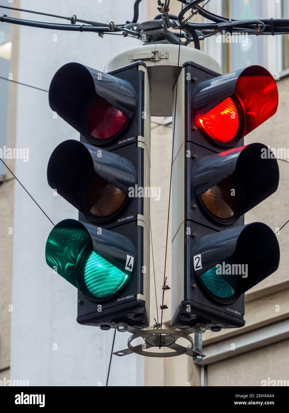 Eine Verkehrsampel mit rotem und gr¸nem Licht an einer Kreuzung Stock Photo