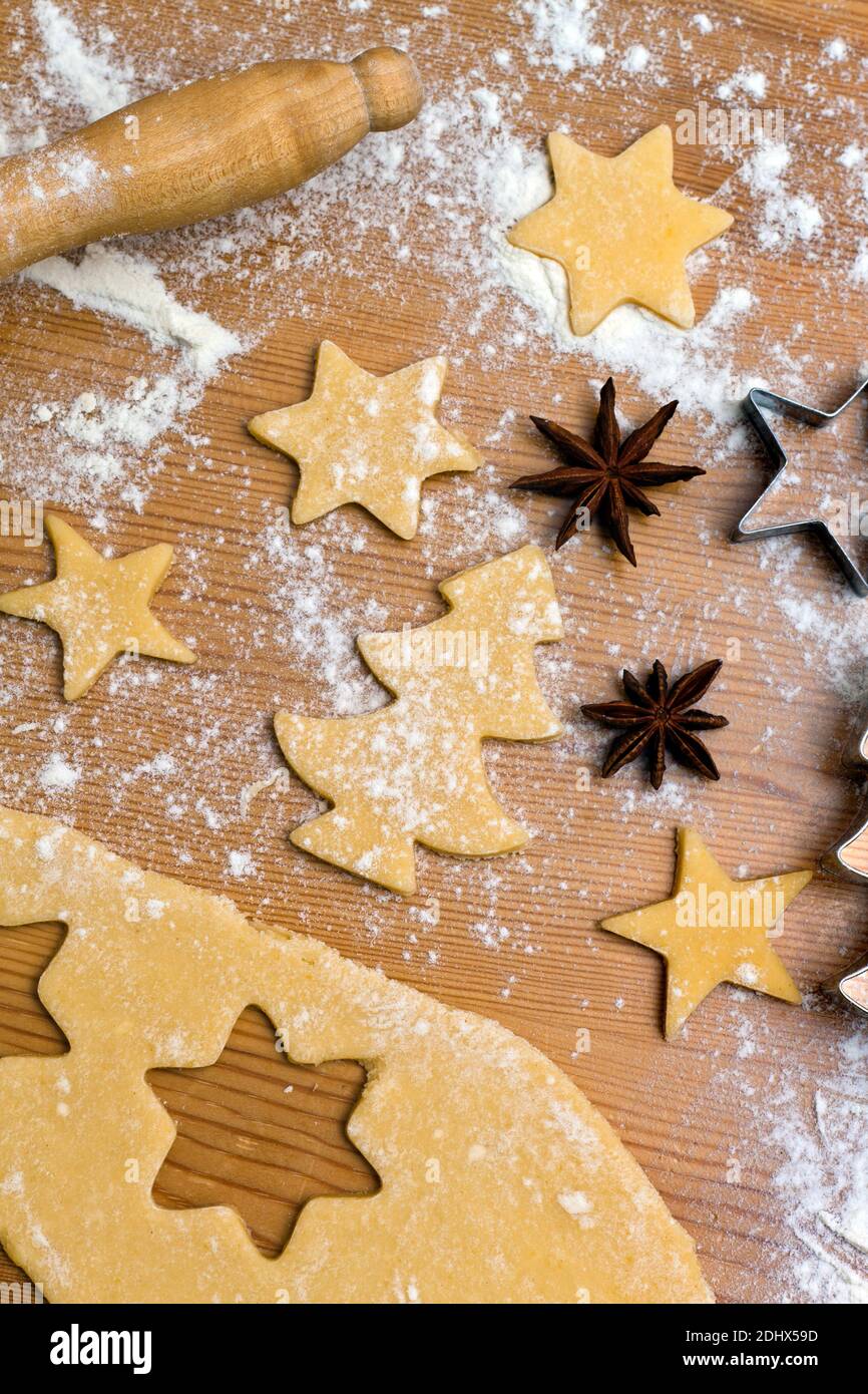 Backen von Plaetzchen und Keksen im Advent. Vorbereitung fuer Weihnachten Stock Photo