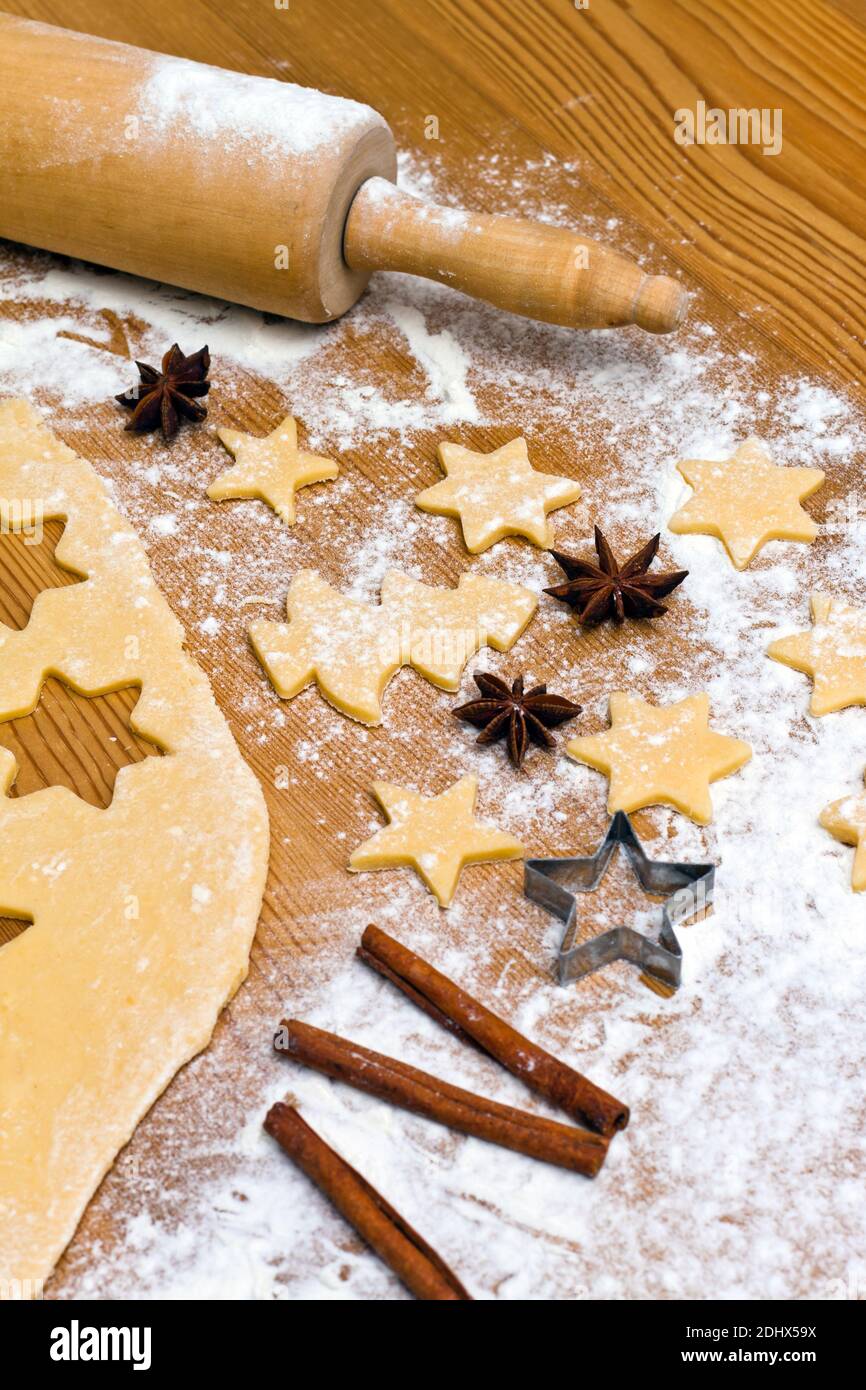 Backen von Plaetzchen und Keksen im Advent. Vorbereitung fuer Weihnachten Stock Photo