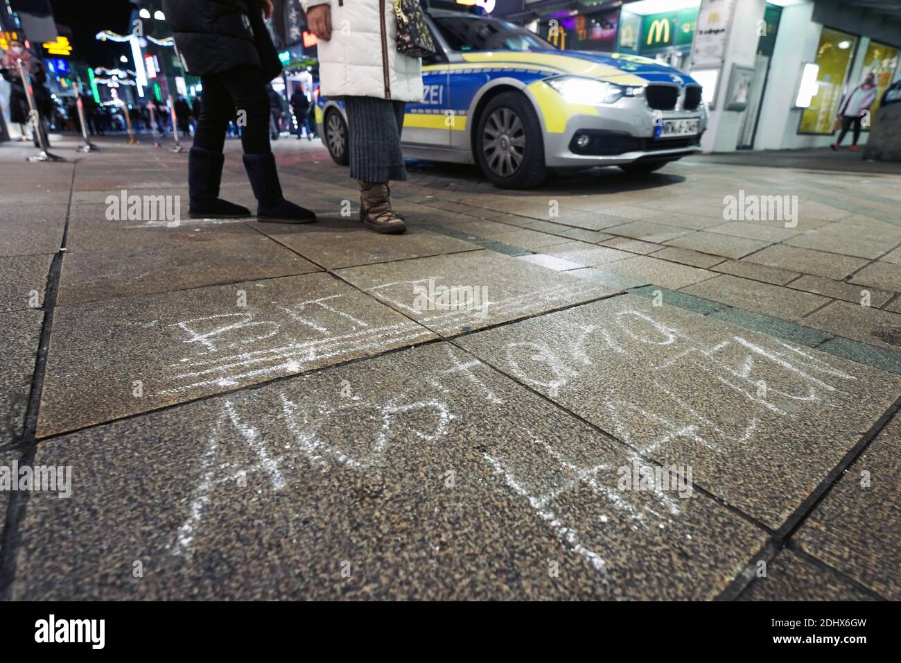 Aufforderung: 'Bitte Abstand halten' auf dem Boden in der Fußgängerzone Westenhellweg in Dortmund. Die Polizei kontrolliert die Hygieneregeln. Dortmund, 11.12.2020 Stock Photo
