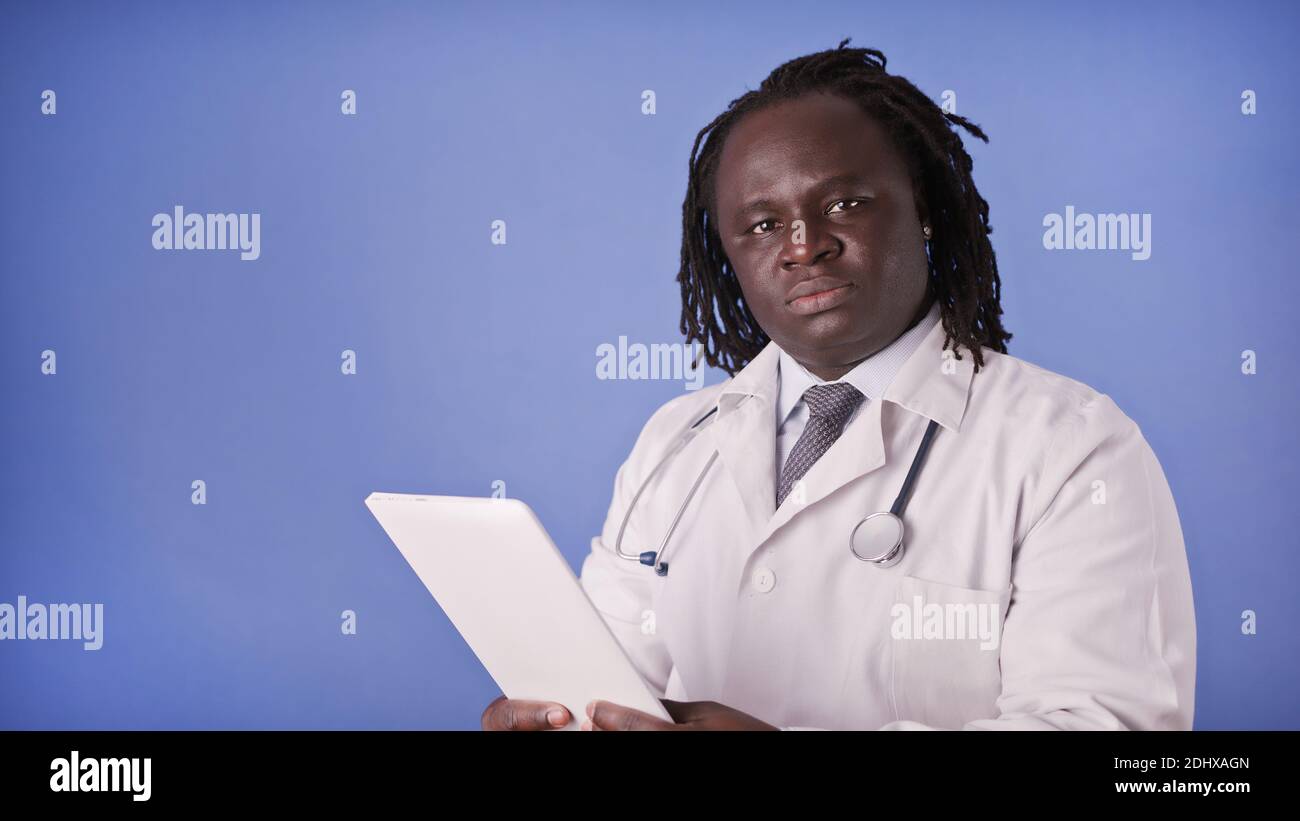 African american doctor tablet hi-res stock photography and images - Alamy
