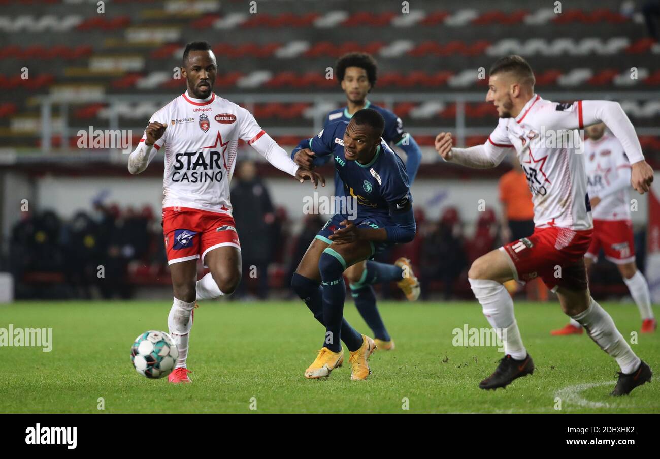 Mouscron, Belgium . 12th Dec, 2020. MOUSCRON, BELGIUM - DECEMBER 12: Blessing Eleke of Beerschot battles for the ball with Fabrice Olinga of Mouscron during the Jupiler Pro League match day 16 between Royal Excel Mouscron and K. Beerschot V.A. on December 12, 2020 in Mouscron, Belgium. (Photo by Vincent Van Doornick/Isosport) Credit: Pro Shots/Alamy Live News Stock Photo