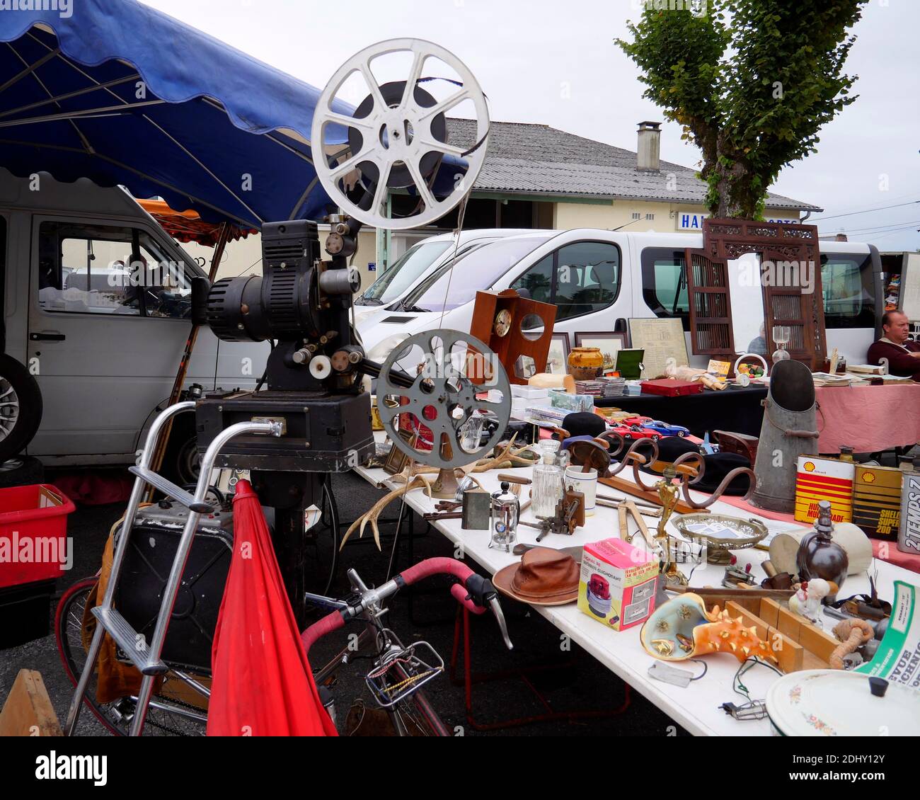 AJAXNETPHOTO. 2019. SOUMOULOU, FRANCE - BRIC-A-BRAC - 1930S - 50S 16MM ANDRE DEBRIE CINE FILM PROJECTOR (BLACK OBJECT WITH REELS LEFT CENTRE)TAKES PRIDE OF PLACE AMONG COLLECTION OF VINTAGE ARTEFACTS FOR SALE AT MARKET IN TOWN CENTRE. PHOTO:JONATHAN EASTLAND/AJAX. REF:GX8191010 810 Stock Photo