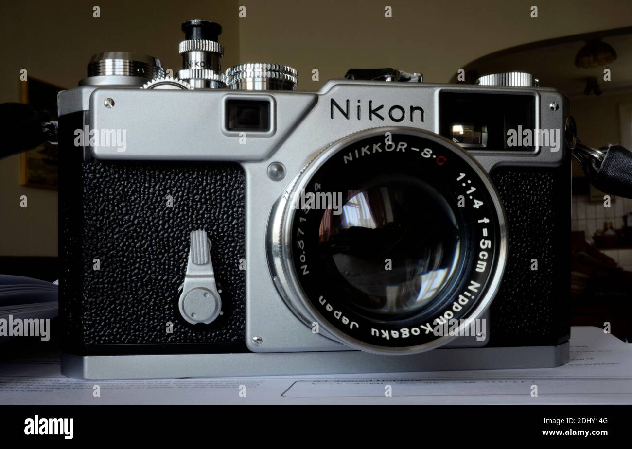 AJAXNETPHOTO. UNITED KINGDOM. -  CLASSIC NIKON CAMERA - SILVER CHROME 'MILLENIUM' 2000 (2YK) SPECIAL EDITION REMAKE OF NIKON S3 35MM FILM RANGEFINDER ANALOG CAMERA FITTED WITH 5CM F/1.4 NIKKOR-S.C. LENS AND NIKON SOFT SHUTTER RELEASE.  PHOTO:JONATHAN EASTLAND/AJAX REF:NA130206 452 Stock Photo