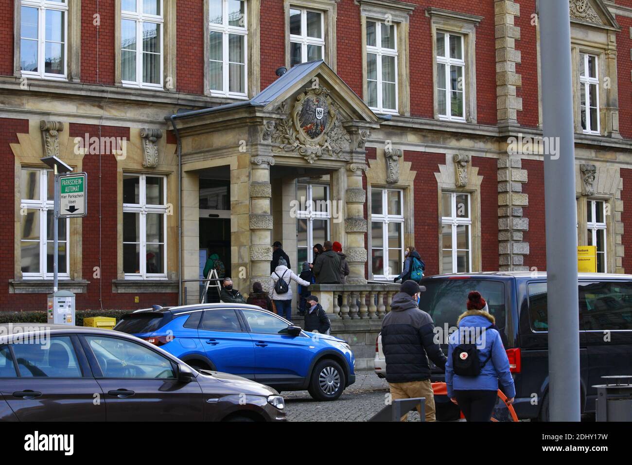 Görlitz Post Postamt Postplatz , Schlange stehen , anstehen am 12.12. ...