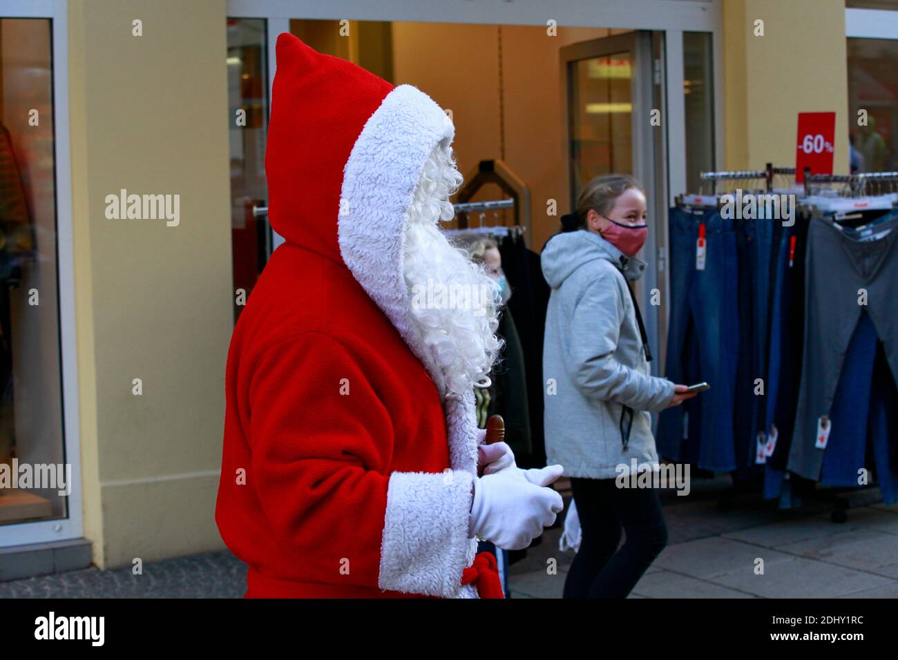 Der Aktionsring Görlitz e.V. Handel Banken Gastronomie hatte heute noch mal  den Weihnachtsmann rausgejagt um den Umsatz bei den Innenstadt-Händlern an  Stock Photo - Alamy