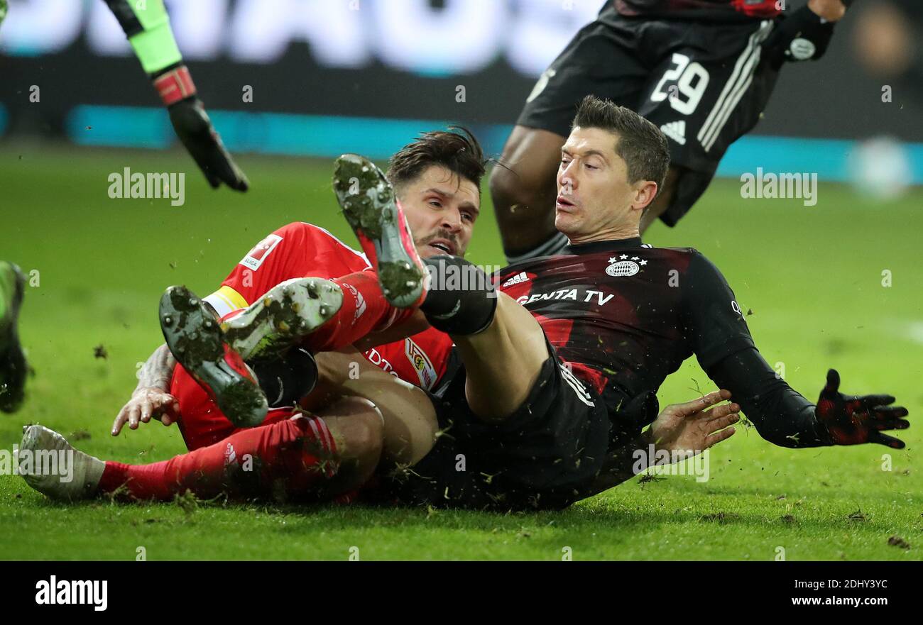 Berlin, Germany. 12th December, 2020. Robert Lewandowski FC Bayern Munich infight with Christopher Trimmel FC Union Berlin FC Union Berlin - FC Bayern Munich 12.12.2020 stadium An der alten Foersterei Football 1 . Bundesliga Saison 2020 / 2021 Credit : diebilderwelt / Alamy Live News Stock Photo