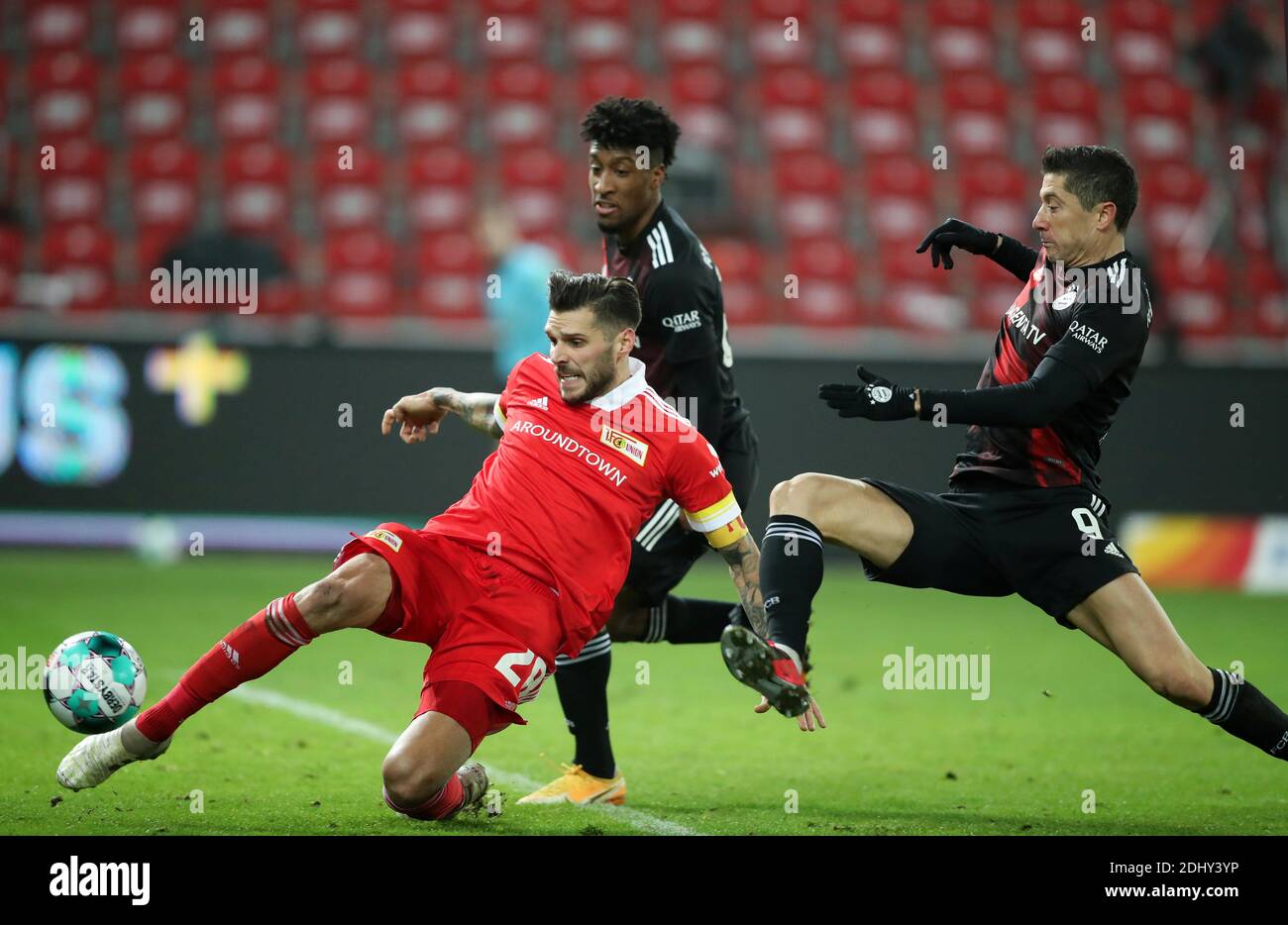 Berlin, Germany. 12th December, 2020. Robert Lewandowski FC Bayern Munich infight with Christopher Trimmel FC Union Berlin FC Union Berlin - FC Bayern Munich 12.12.2020 stadium An der alten Foersterei Football 1 . Bundesliga Saison 2020 / 2021 Credit : diebilderwelt / Alamy Live News Stock Photo