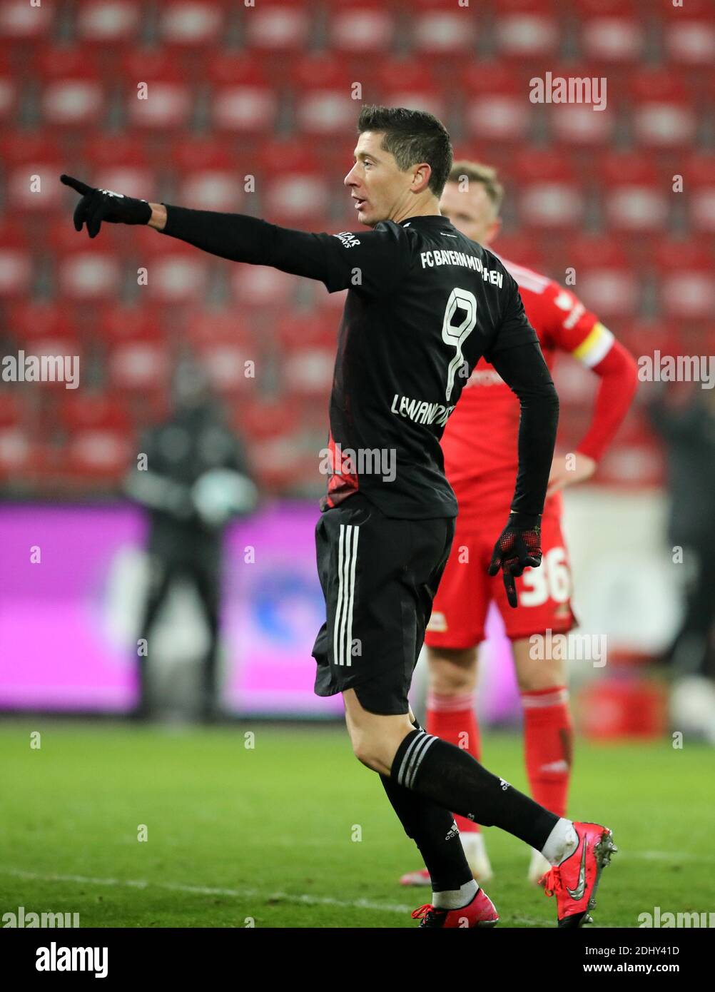 Berlin, Germany. 12th December, 2020. Robert Lewandowski FC Bayern Munich celebrates as he scores the goal 1:1 FC Union Berlin - FC Bayern Munich 12.12.2020 stadium An der alten Foersterei Football 1 . Bundesliga Saison 2020 / 2021 Credit : diebilderwelt / Alamy Live News Stock Photo