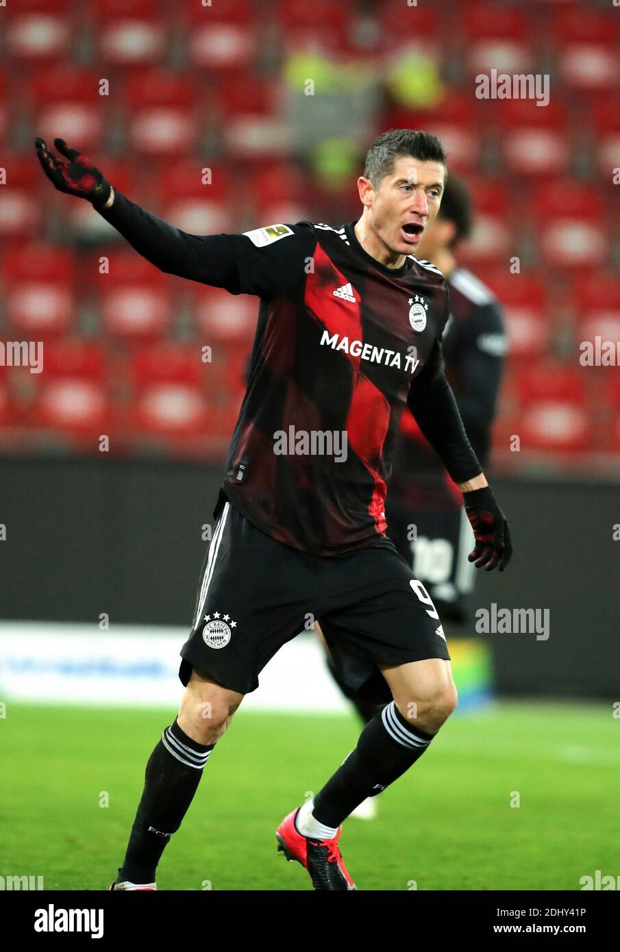Berlin, Germany. 12th December, 2020. Robert Lewandowski FC Bayern Munich celebrates as he scores the goal 1:1 FC Union Berlin - FC Bayern Munich 12.12.2020 stadium An der alten Foersterei Football 1 . Bundesliga Saison 2020 / 2021 Credit : diebilderwelt / Alamy Live News Stock Photo