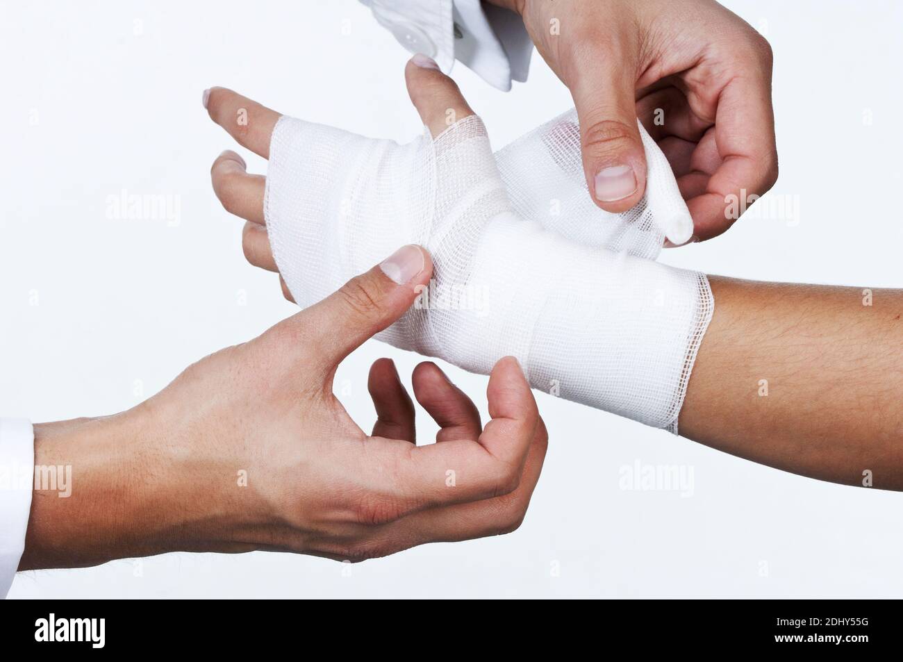 Arzt verbindet den Arm einer Patientin, Verband, Model Release, Stock Photo