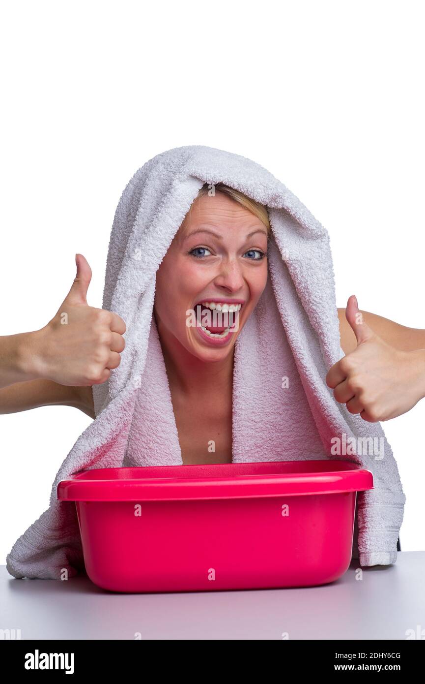 Blondine inhaliert über einem Wasserbad Stock Photo