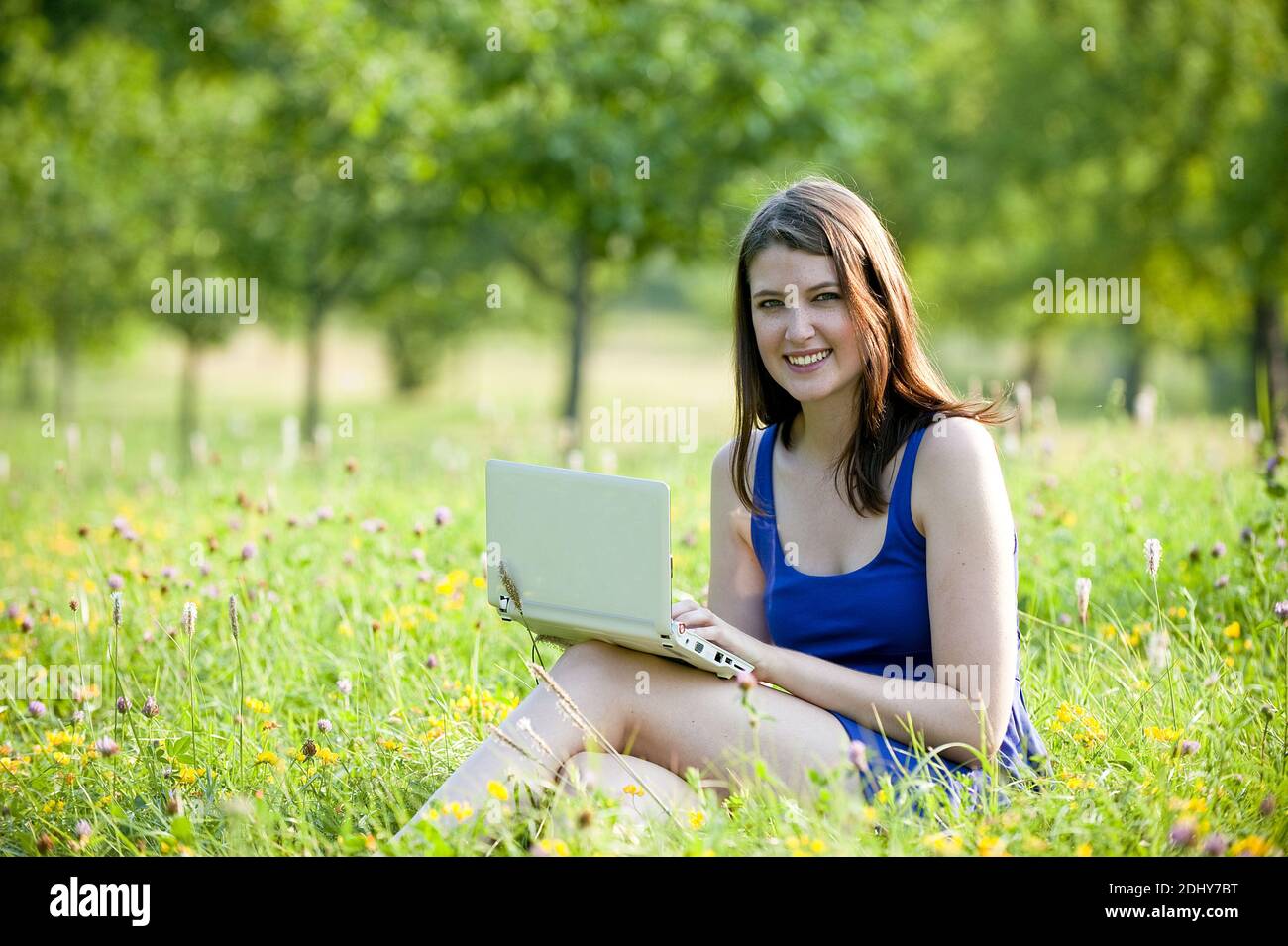 Junge Frau arbeitet mit Laptop Stock Photo