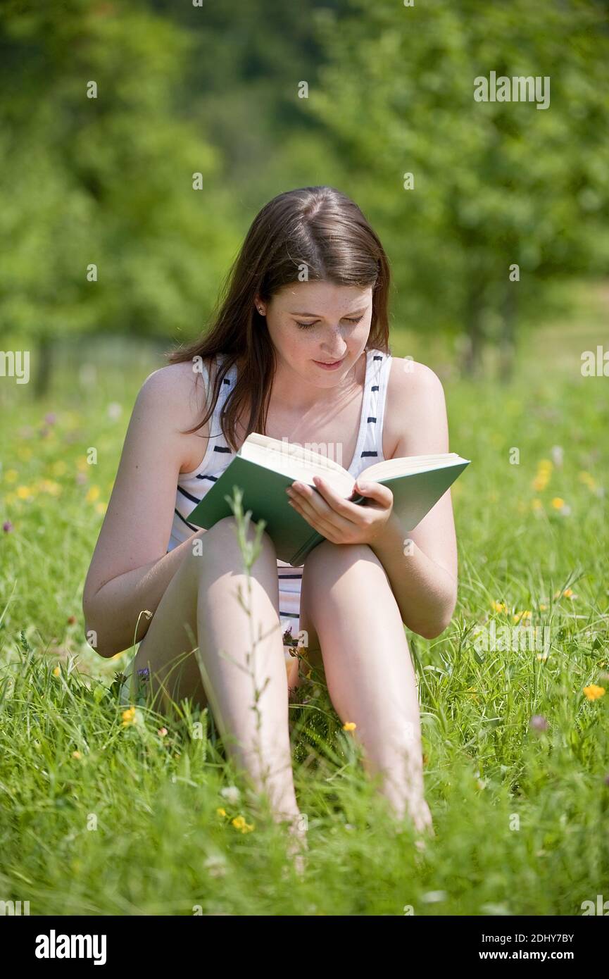Junge Frau liest ein Buch Stock Photo
