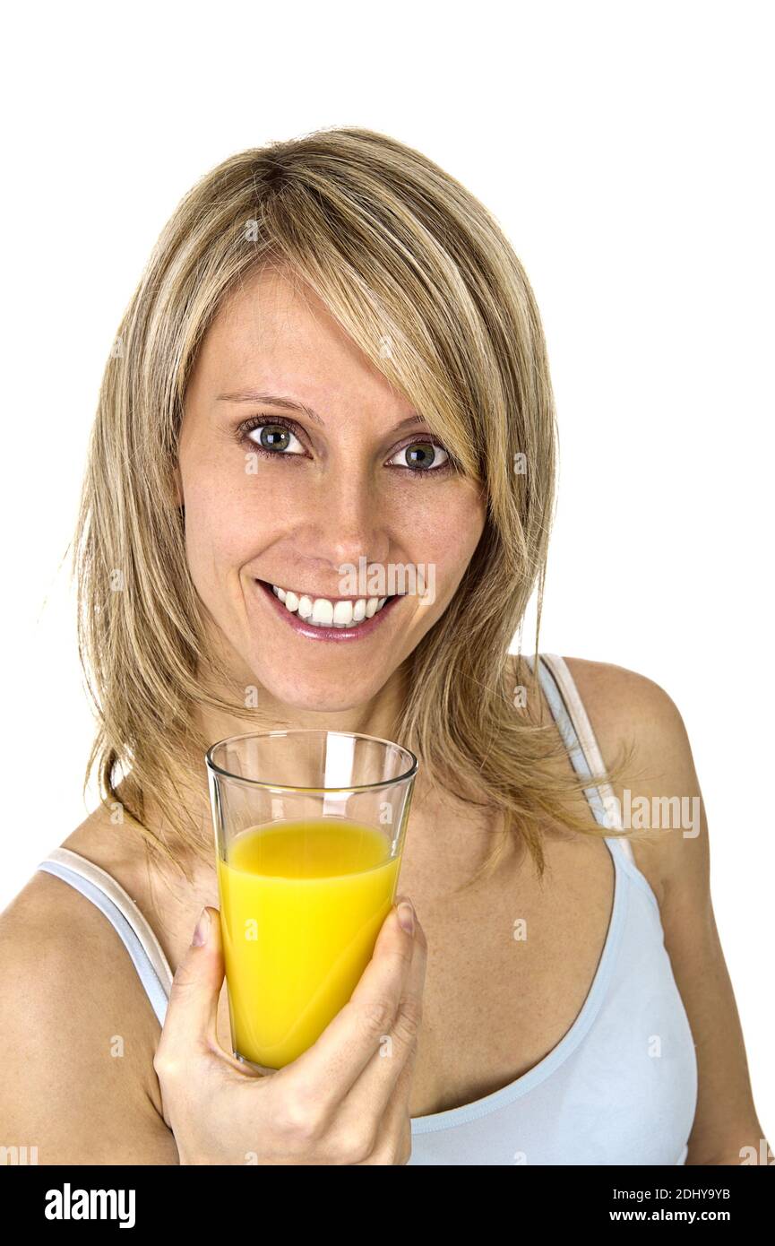 Junge Frau trinkt Orangensaft Stock Photo