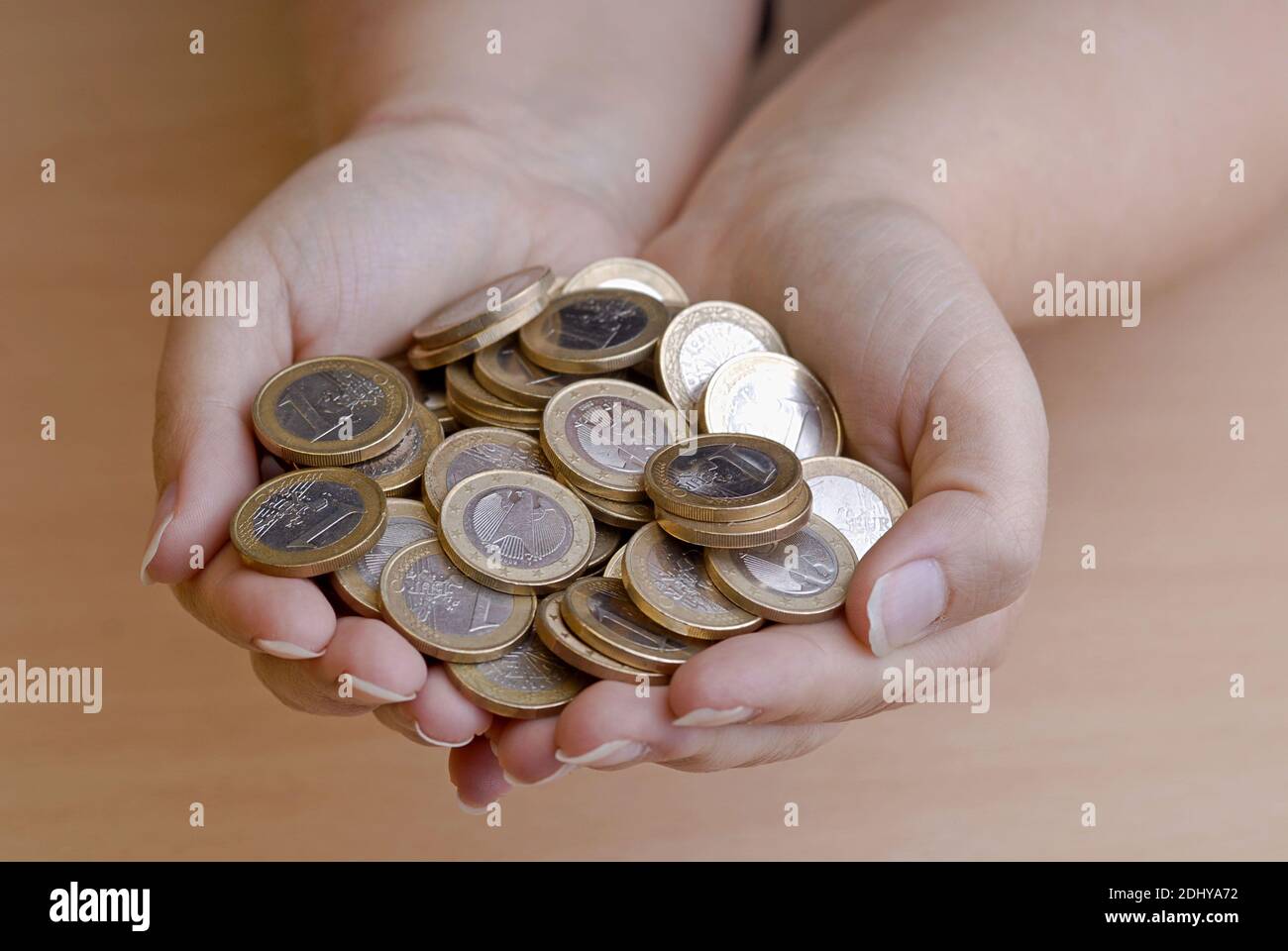 Zwei Hände voll mit Euromünzen Stock Photo