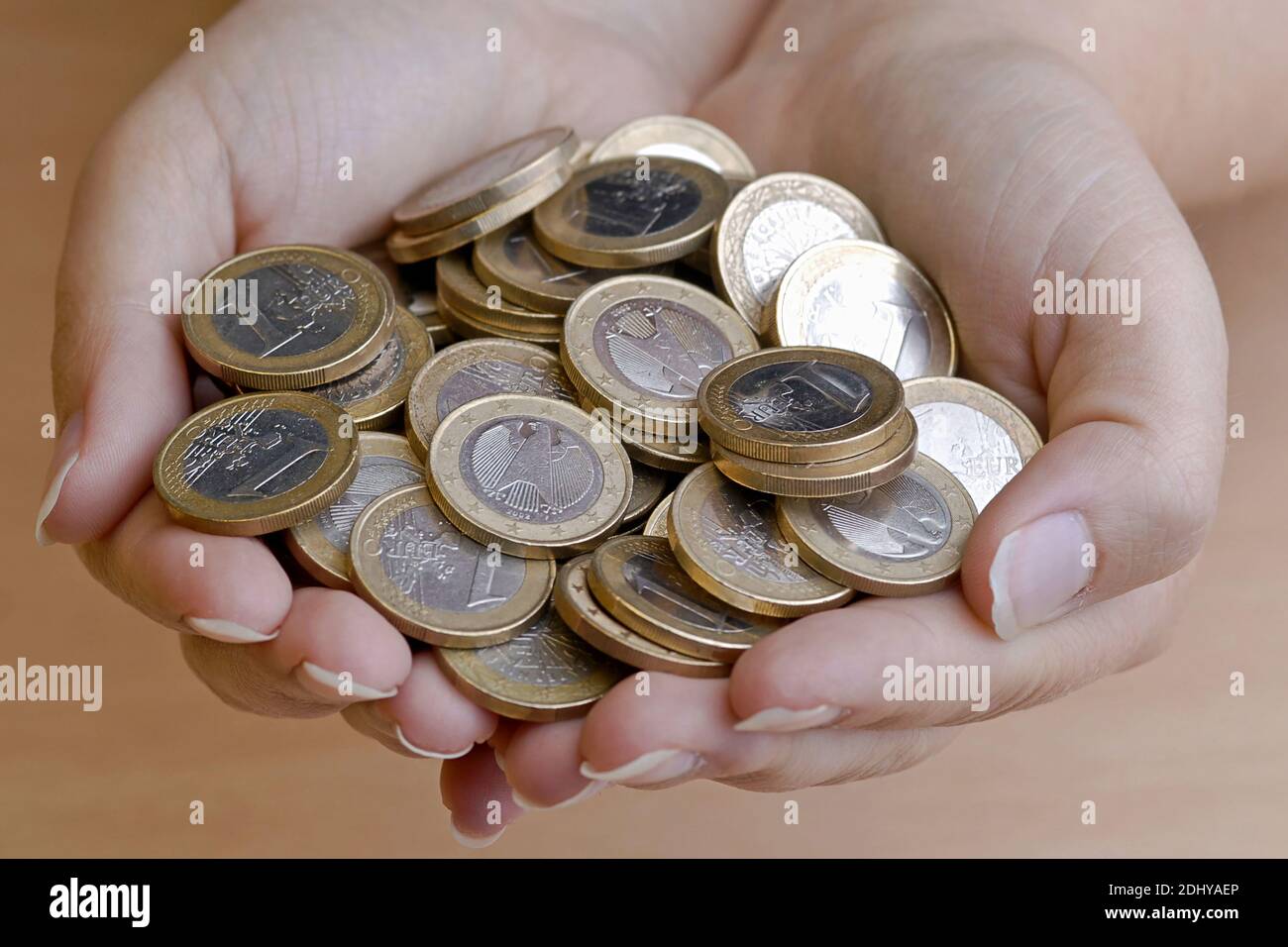 Zwei Hände voll mit Euromünzen Stock Photo