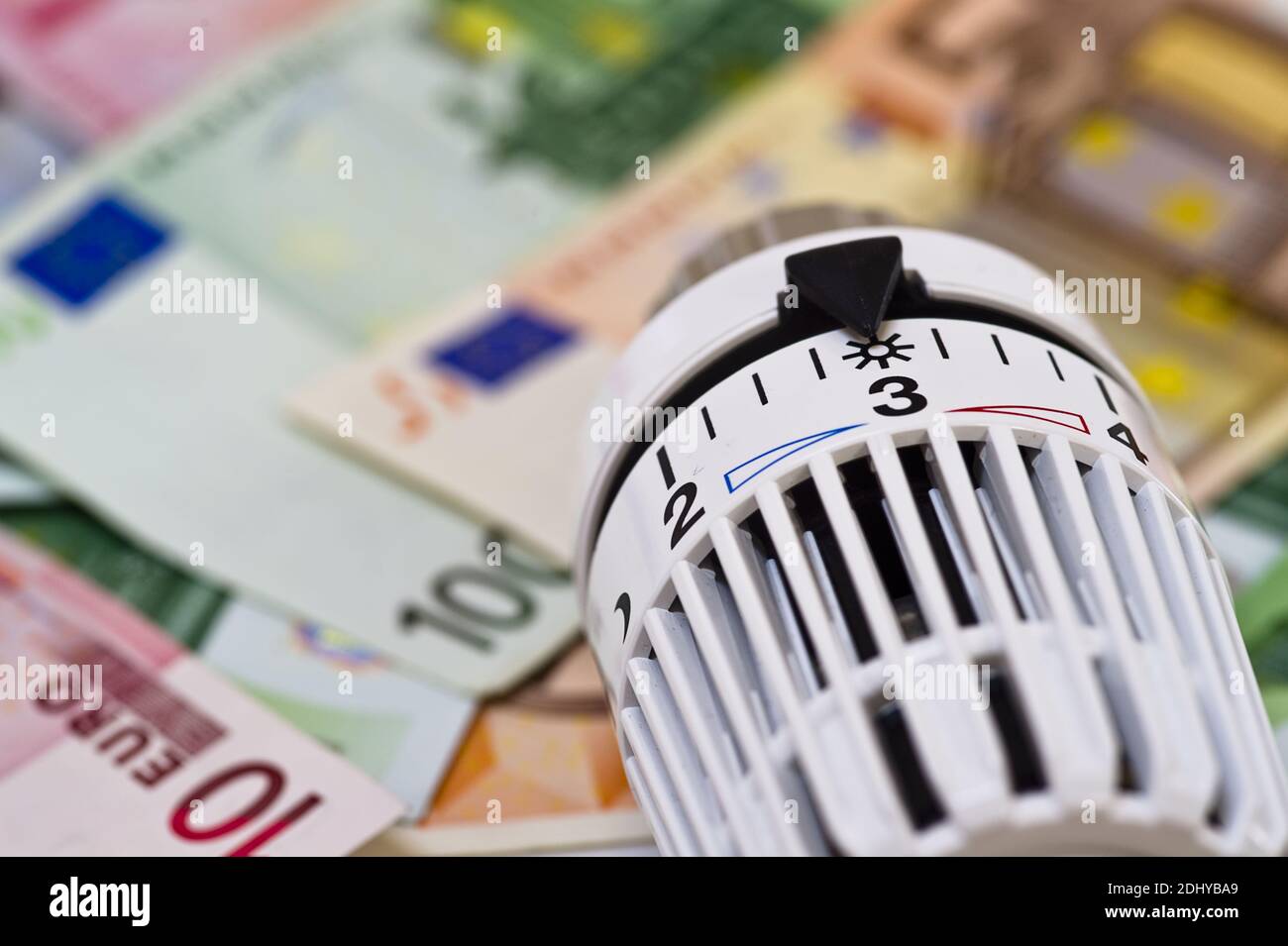 Symbolfoto Energiekosten, Heizungsventil mit Euro-Banknoten Stock Photo