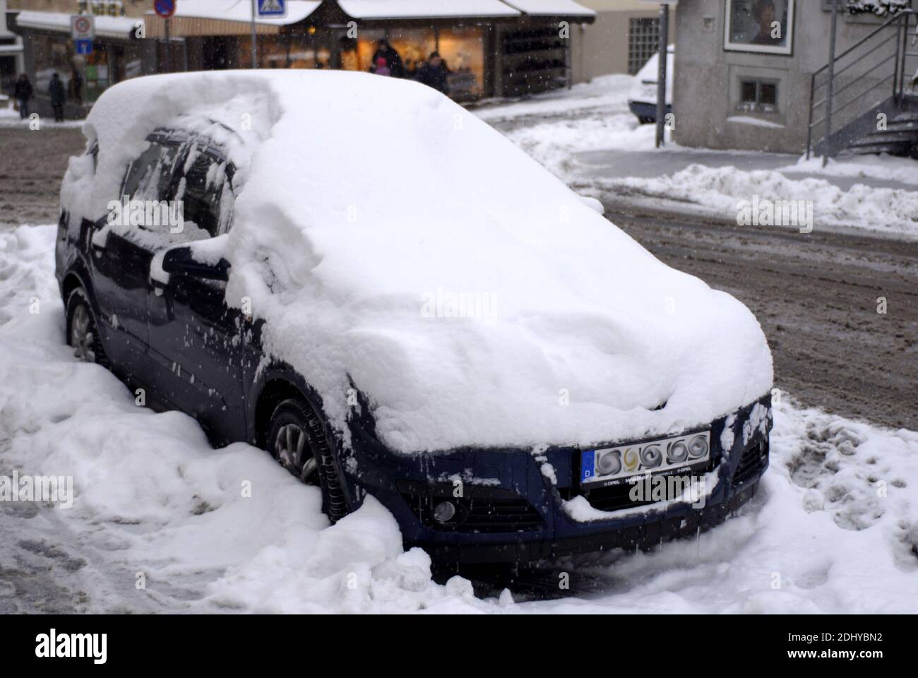 Verschneites Auto - früher Wintereinbruch Stock Photo
